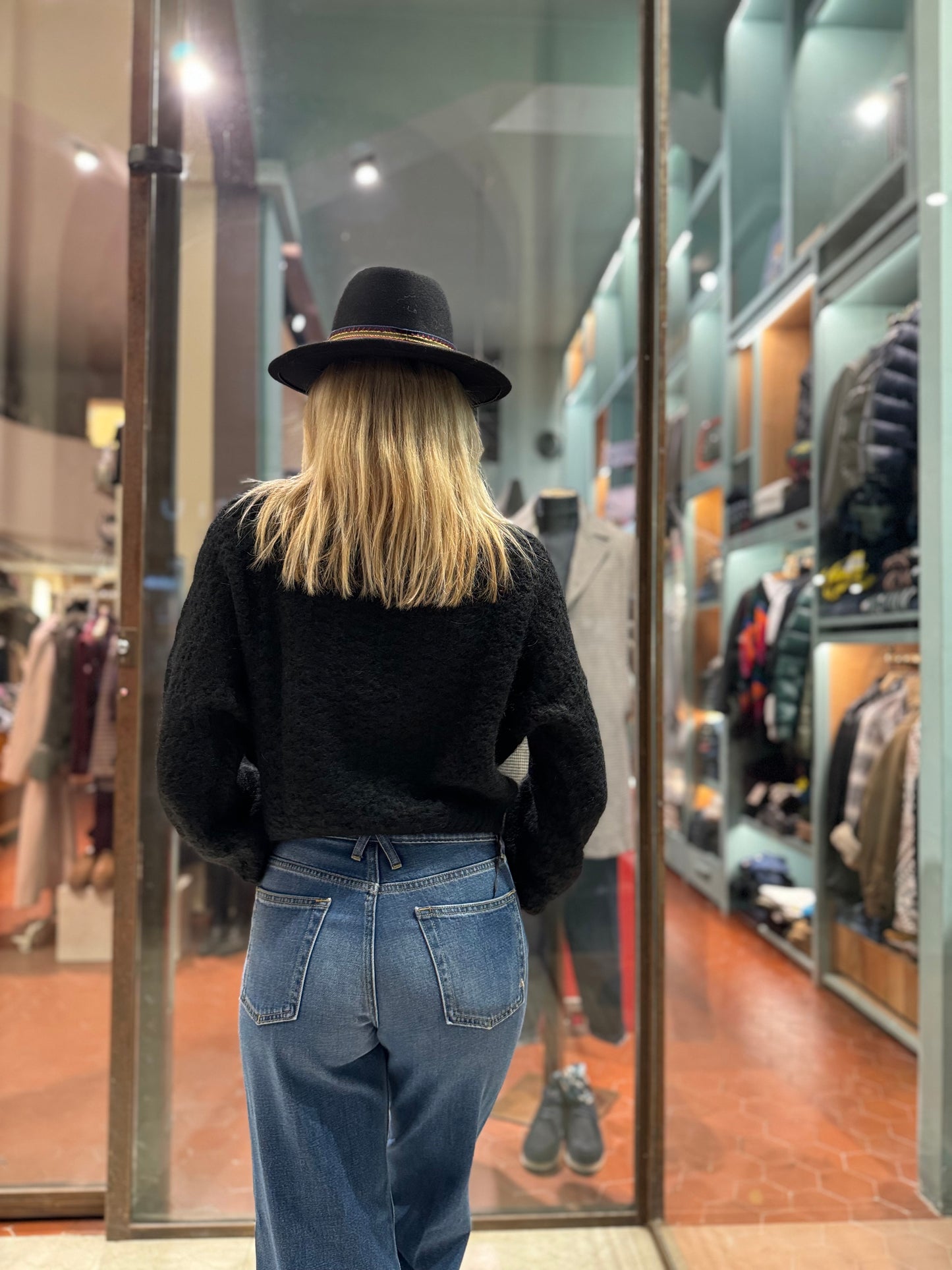 Kocca Maglia girocollo con bottoncini decorativi sui polsini NERO