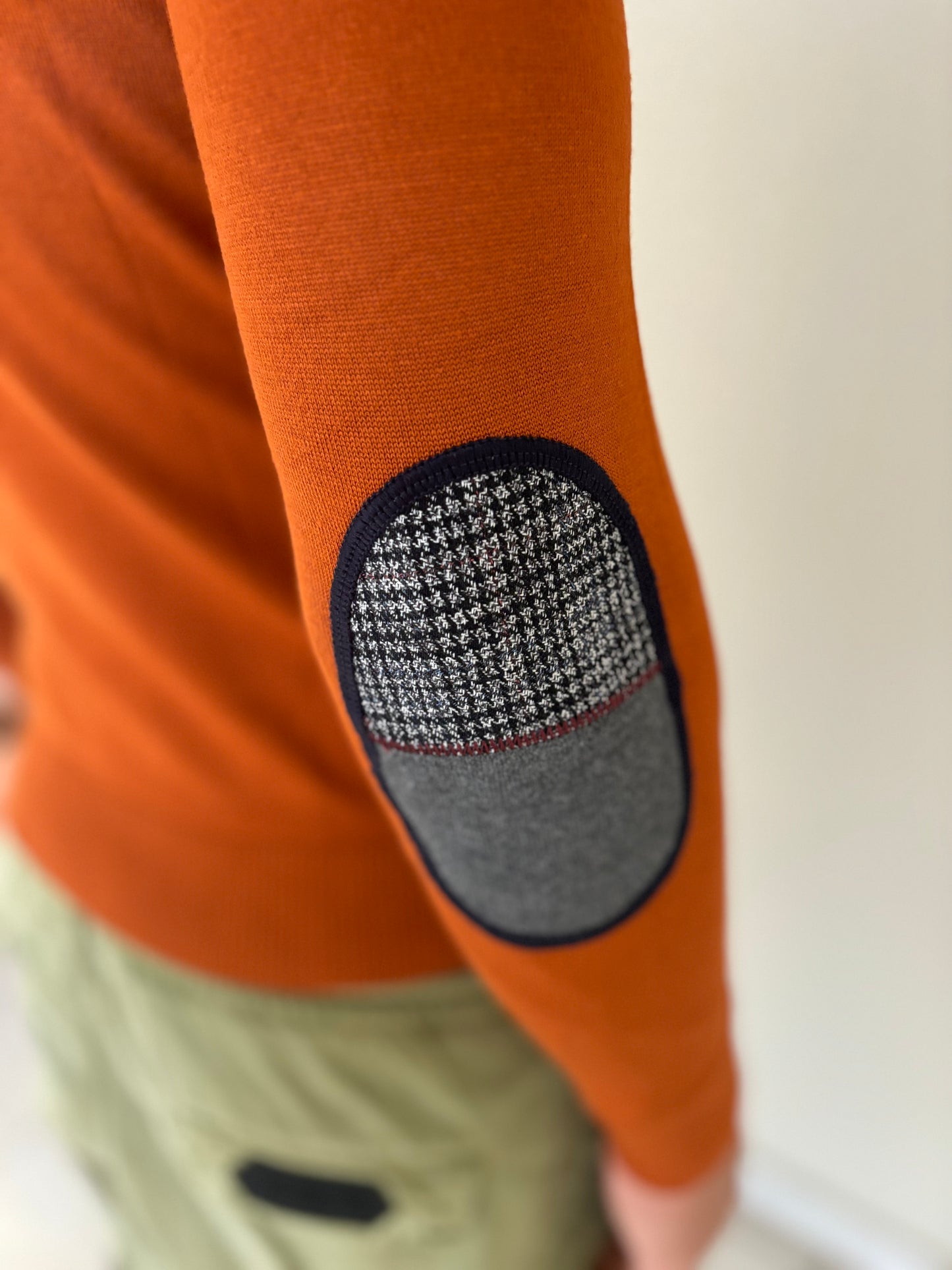 Markup Maglia girocollo con toppa pied de poule e tinta unita MATTONE