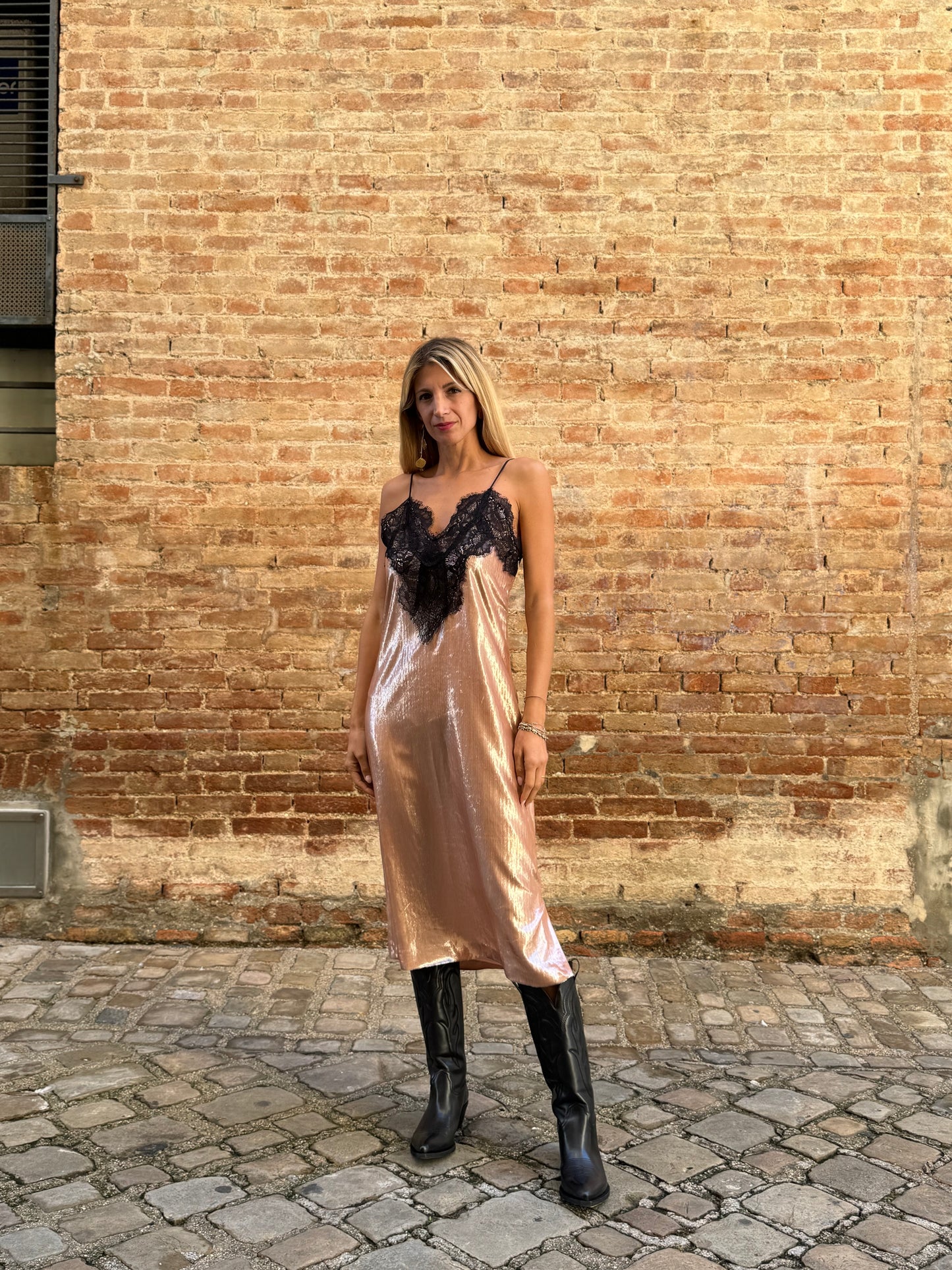 Merci Abito effetto velluto lucente con dettagli pizzo nero nello scollo NUDE