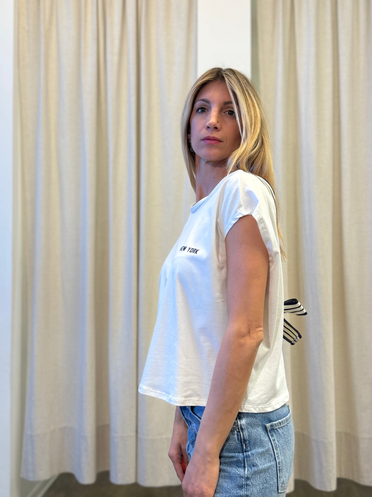 Susy Mix T-shirt scollo schiena con fiocco riga blu BIANCO