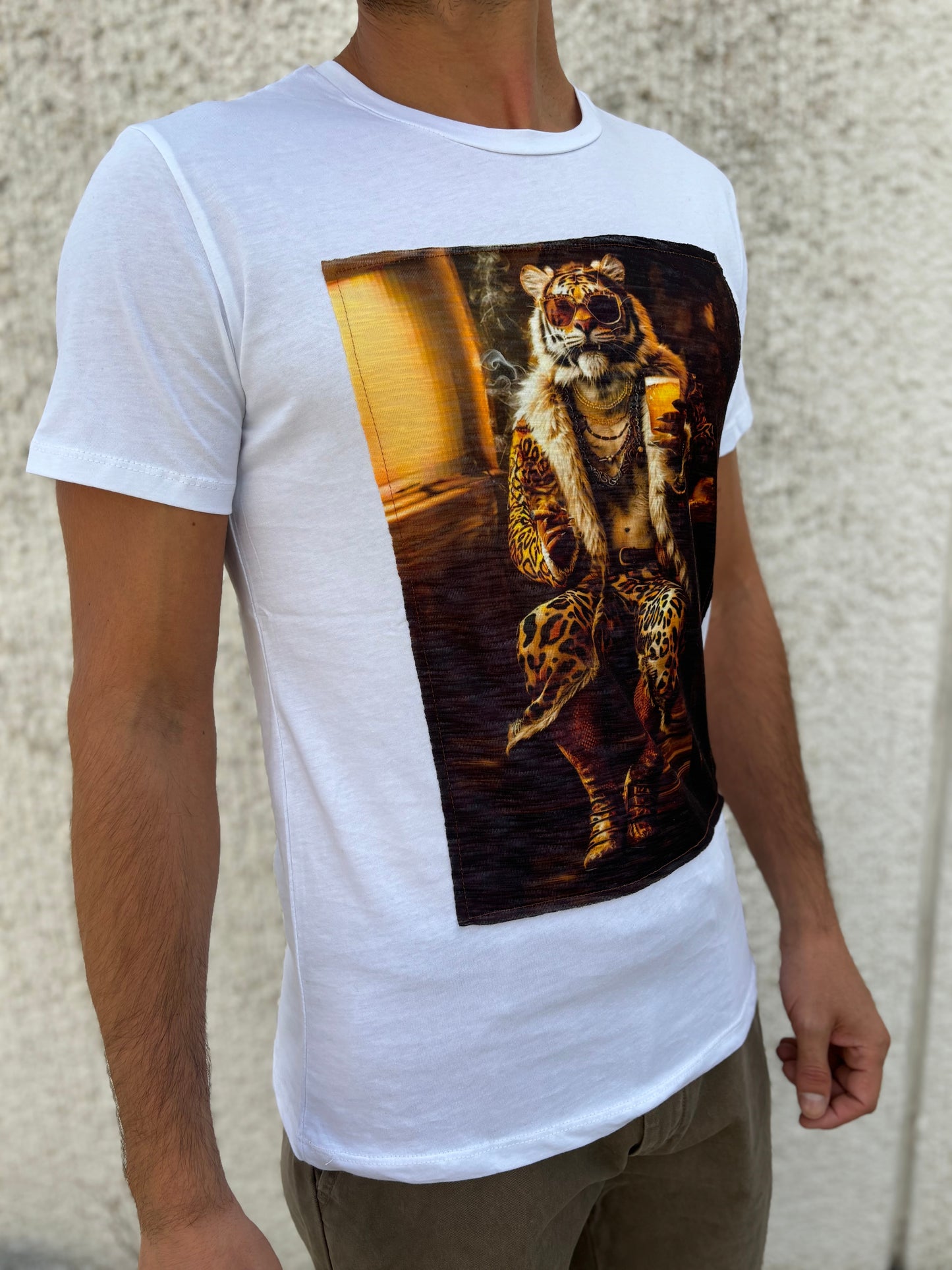 Trepuntonove t-shirt tigre che beve birra BIANCO