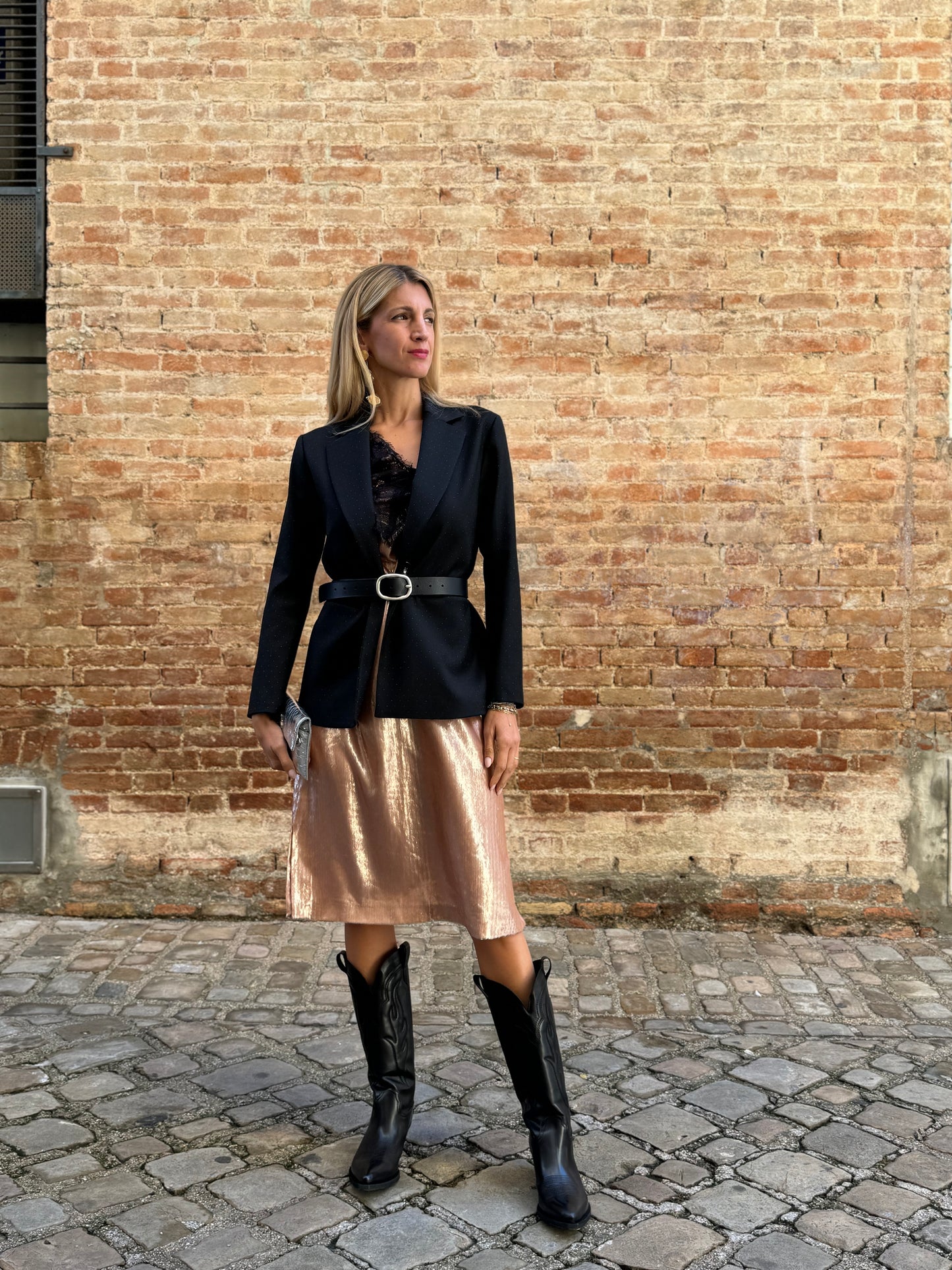 Merci Abito effetto velluto lucente con dettagli pizzo nero nello scollo NUDE
