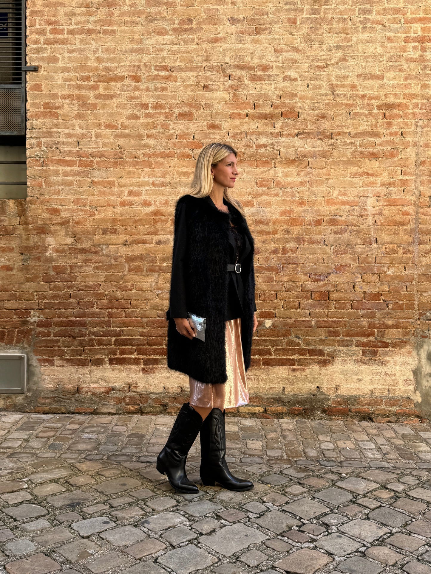 Merci Abito effetto velluto lucente con dettagli pizzo nero nello scollo NUDE