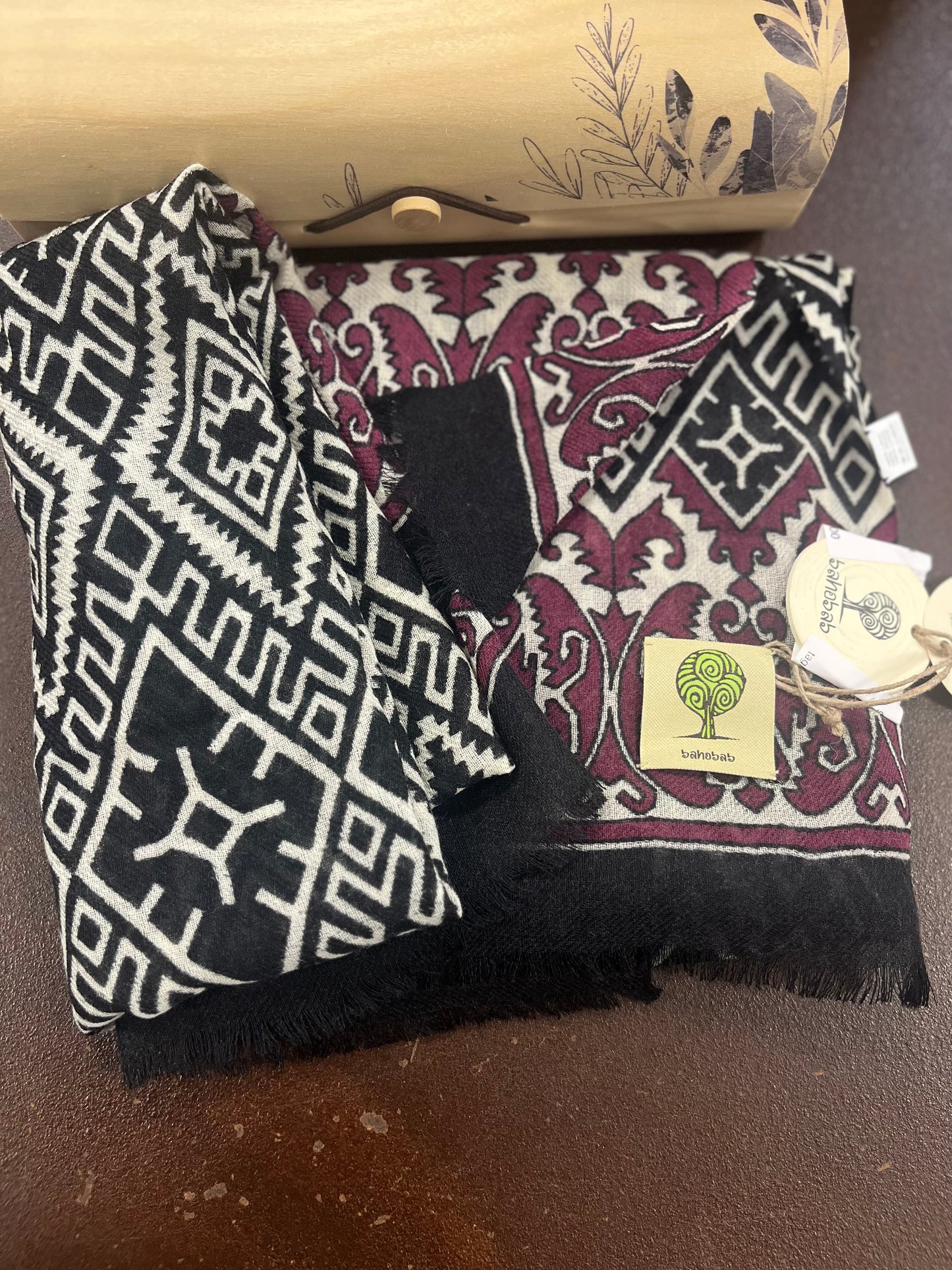Bahobab Sciarpa 100% lana fantasia geometrica BIANCO/NERO/BORDEAUX