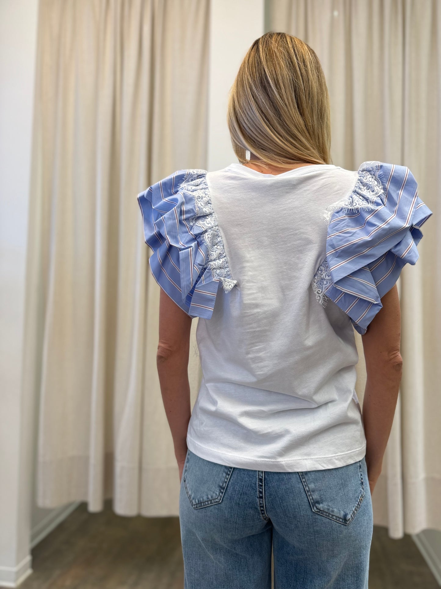 Susy Mix T-shirt con frappe e pizzo sulle spalle BIANCO
