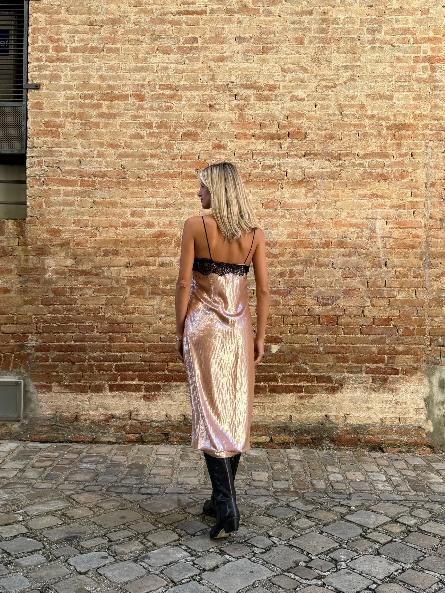 Merci Abito effetto velluto lucente con dettagli pizzo nero nello scollo NUDE