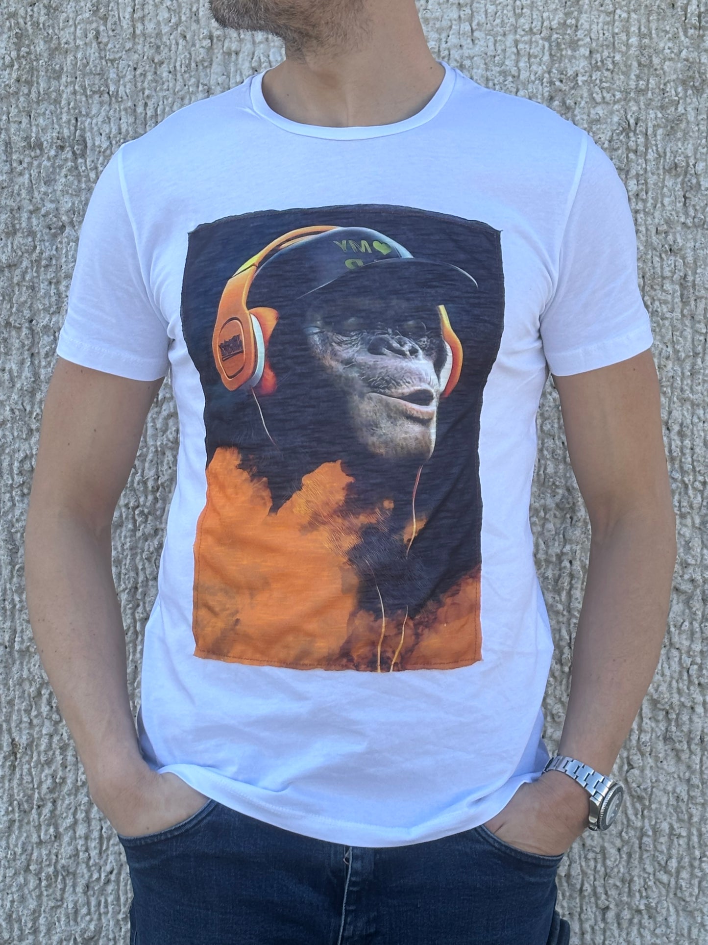 Trepuntonove T-shirt gorilla con le cuffie BIANCO