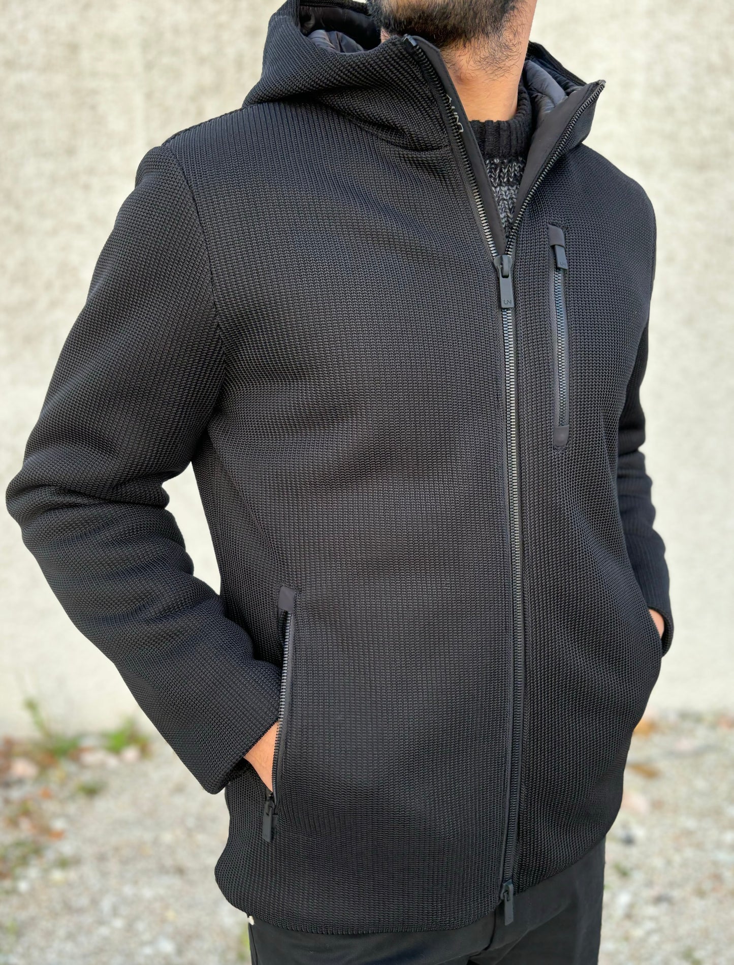 Unity Giubbino corto con cappuccio tessuto tricotech NERO