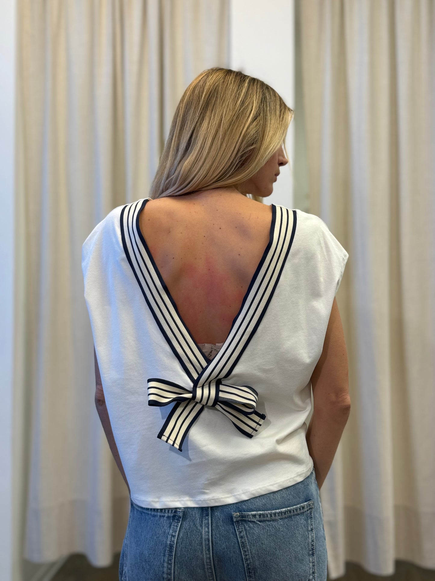 Susy Mix T-shirt scollo schiena con fiocco riga blu BIANCO