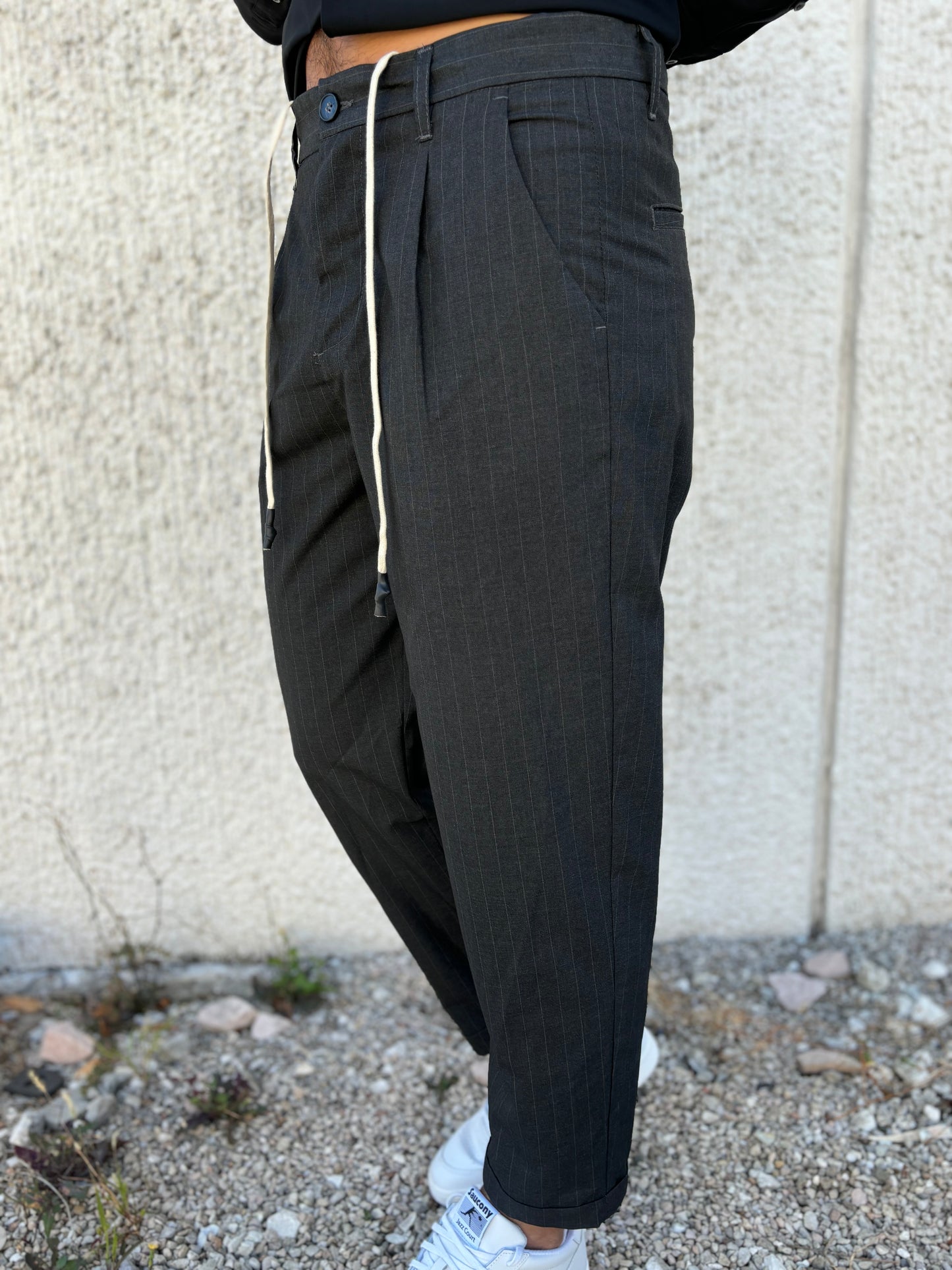 BL11 Pantalone gessato riga bianca con pences GRIGIO