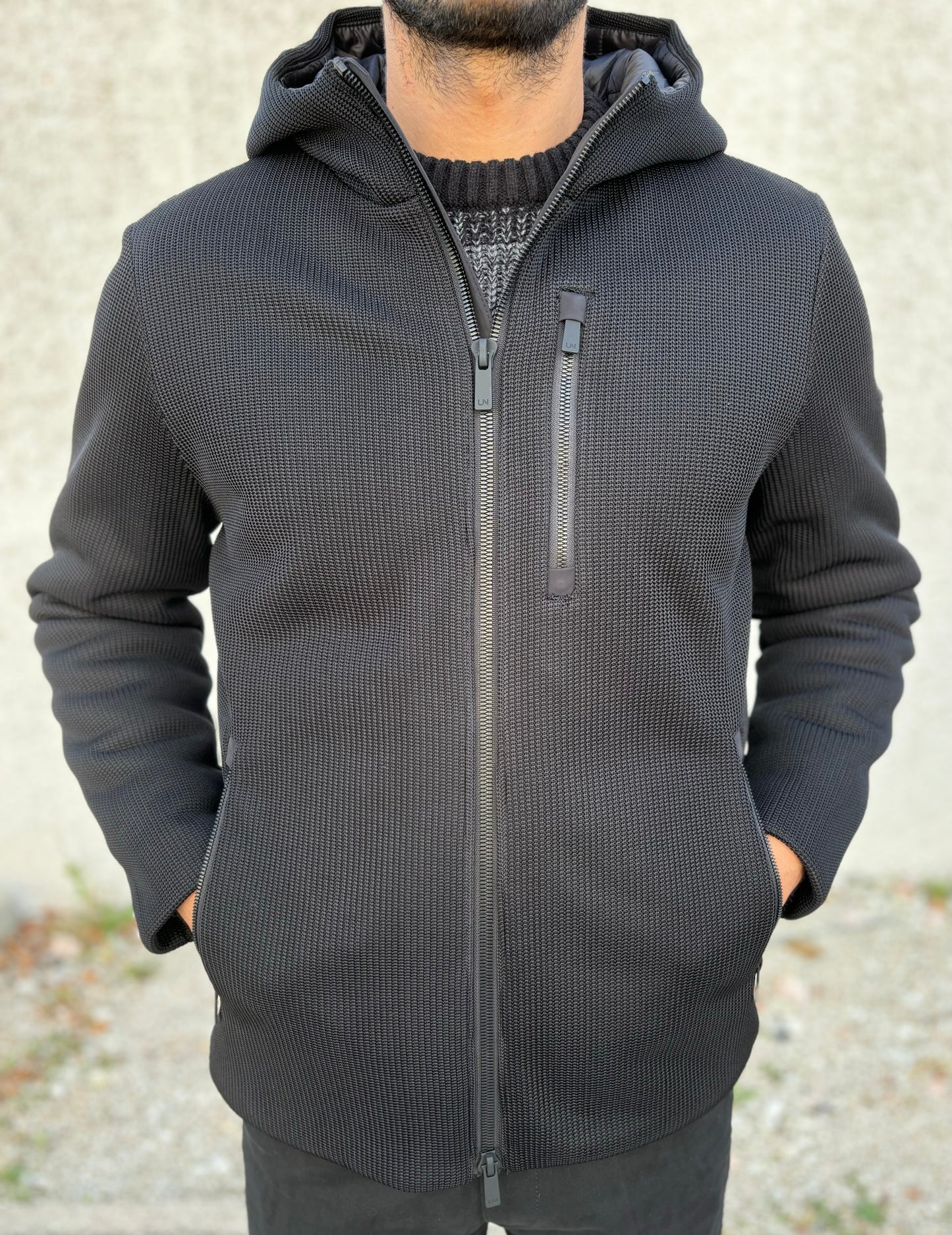 Unity Giubbino corto con cappuccio tessuto tricotech NERO