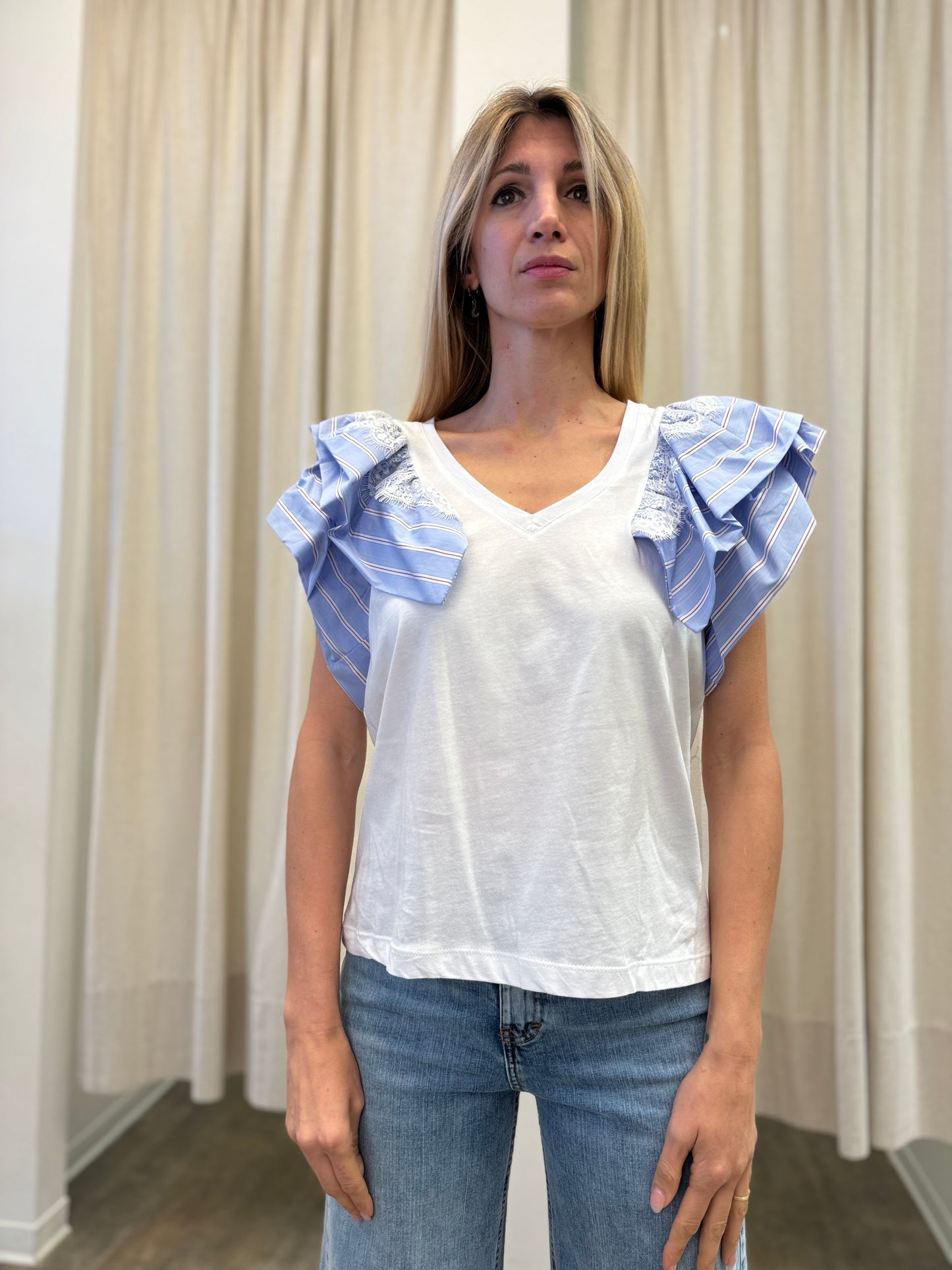Susy Mix T-shirt con frappe e pizzo sulle spalle BIANCO