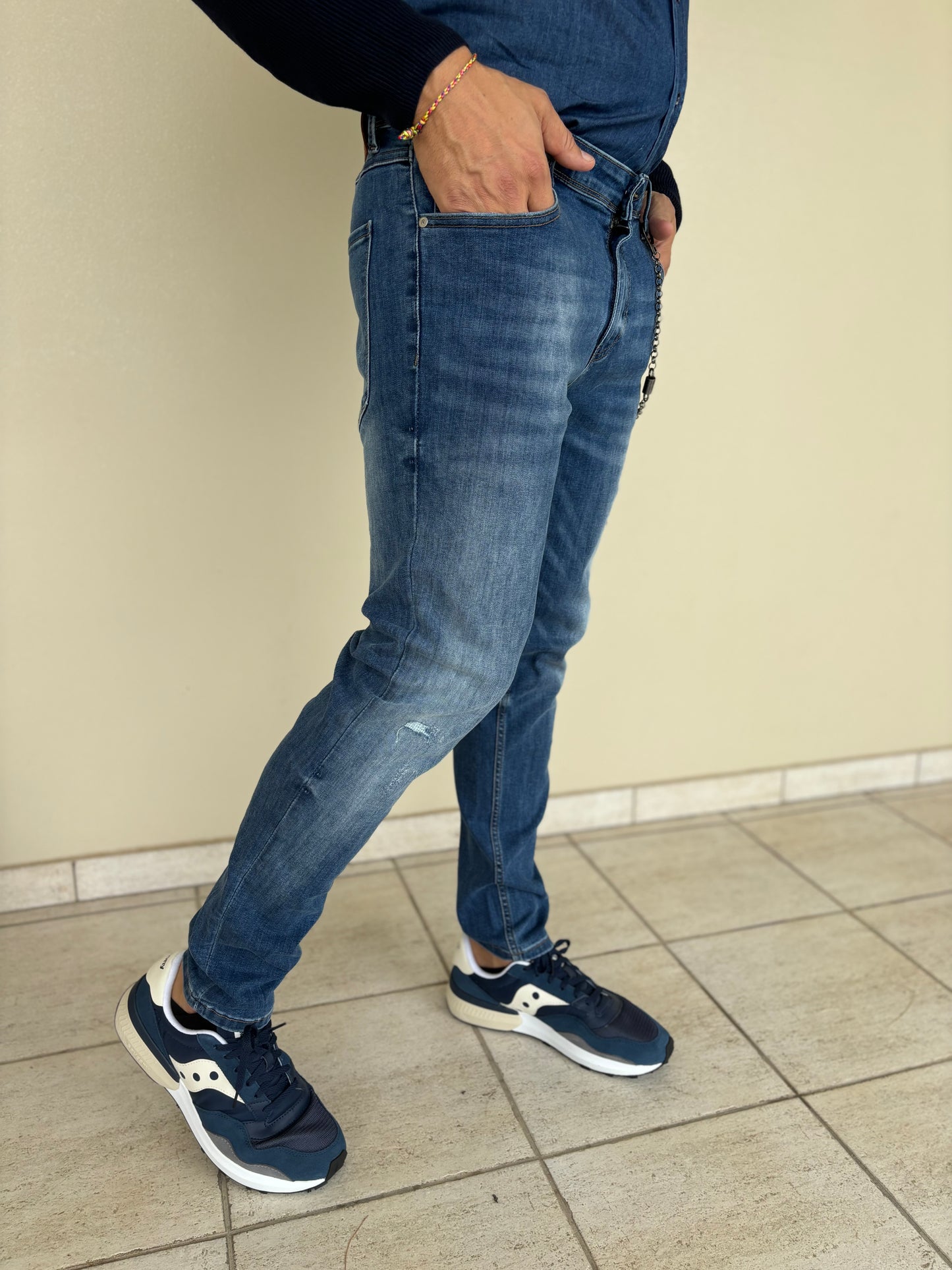 Rytual Jeans con strappetti, lav. medio chiaro con catena