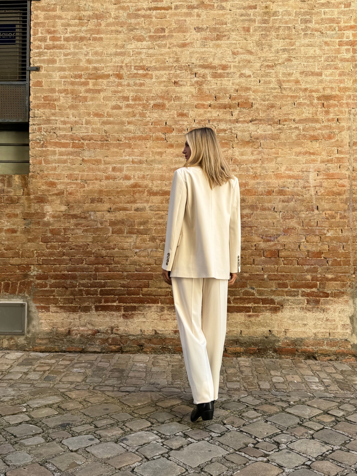 Merci Pantalone con doppia pences, cinta rovesciata, con fibbia CREMA