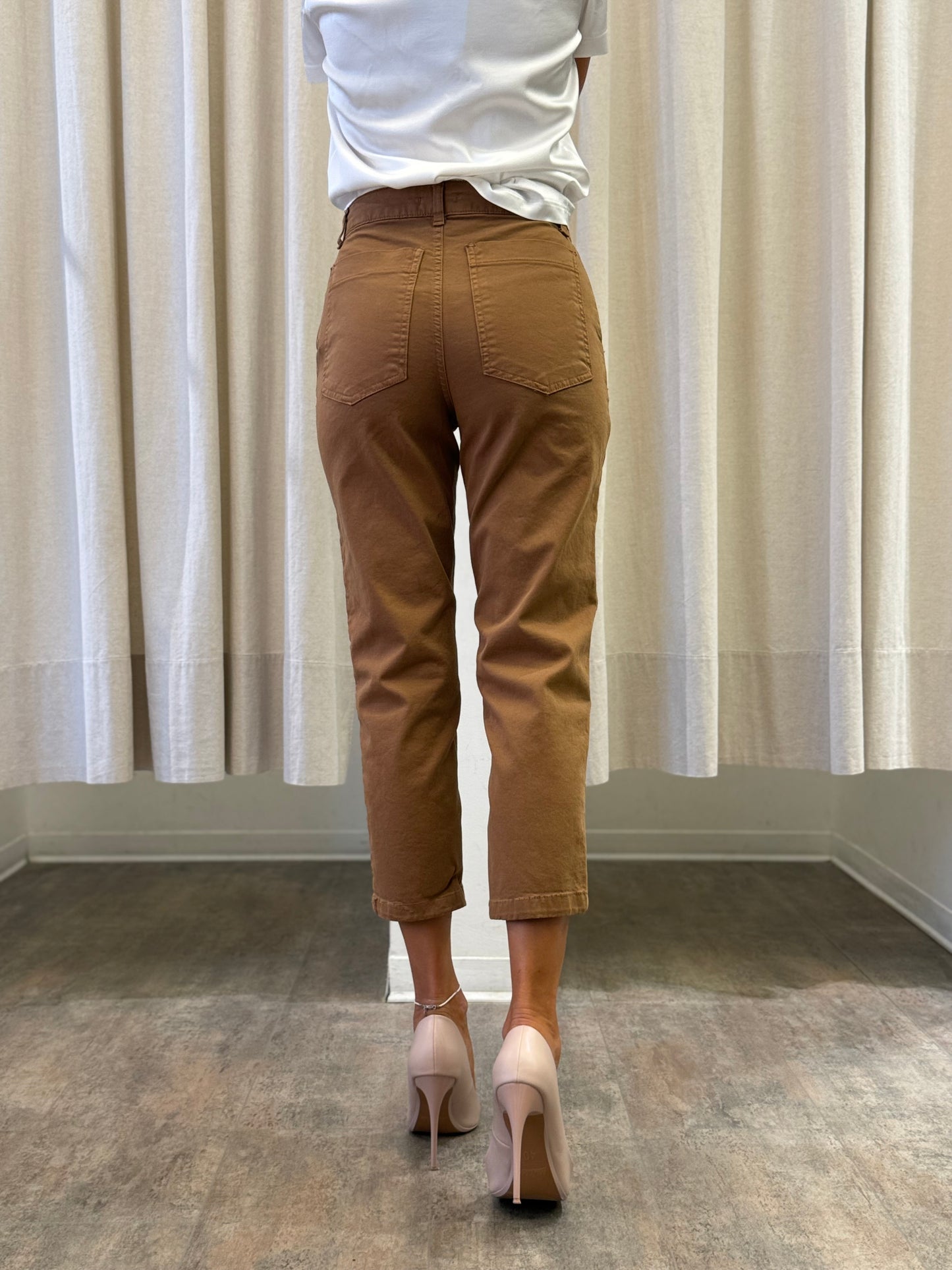 Eco Pantalone chino carrot con bottone gioiello tasca toppa TABACCO
