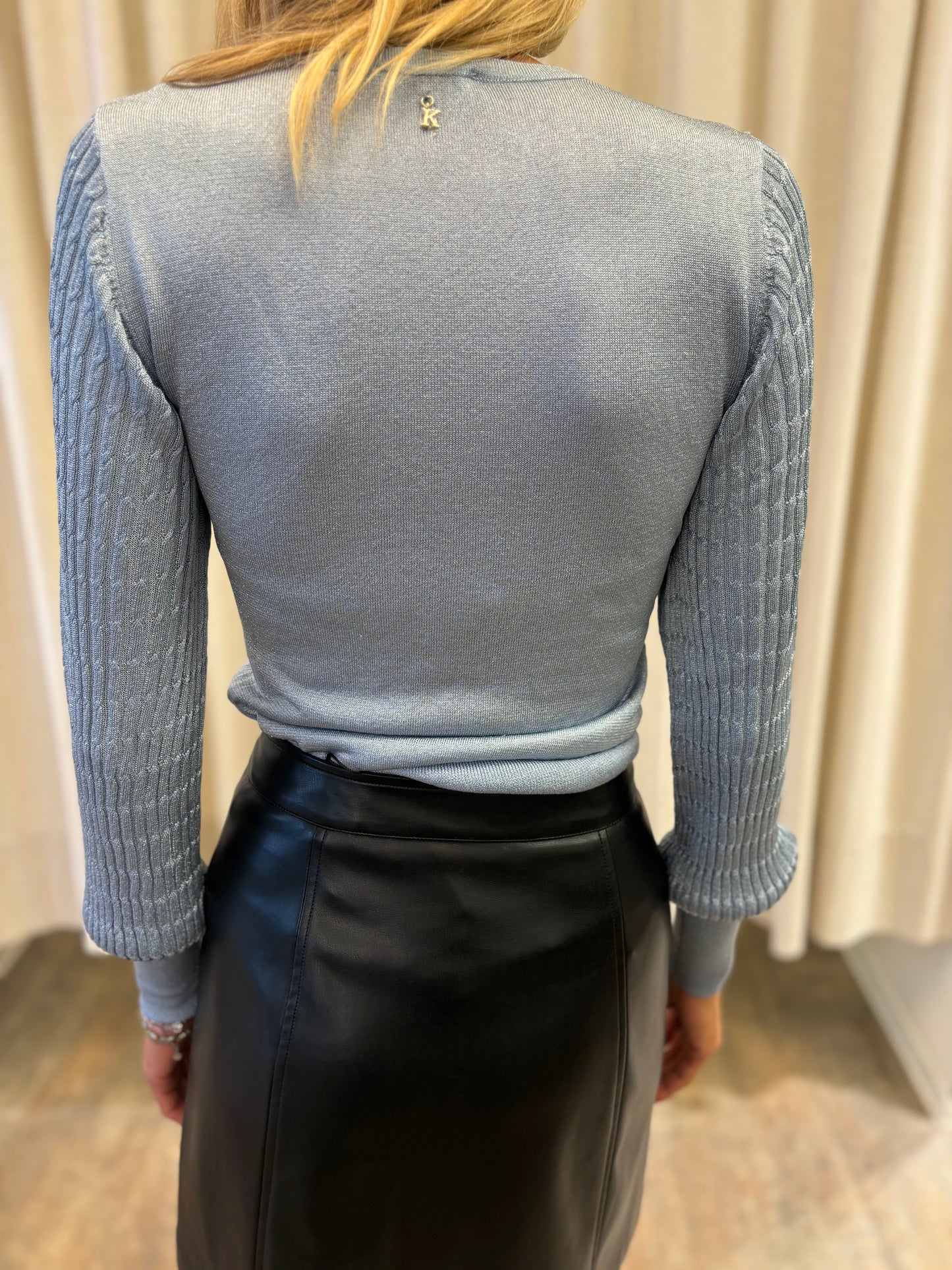 Kocca Maglia lucente con maniche bishop e polsini alti AZZURRO