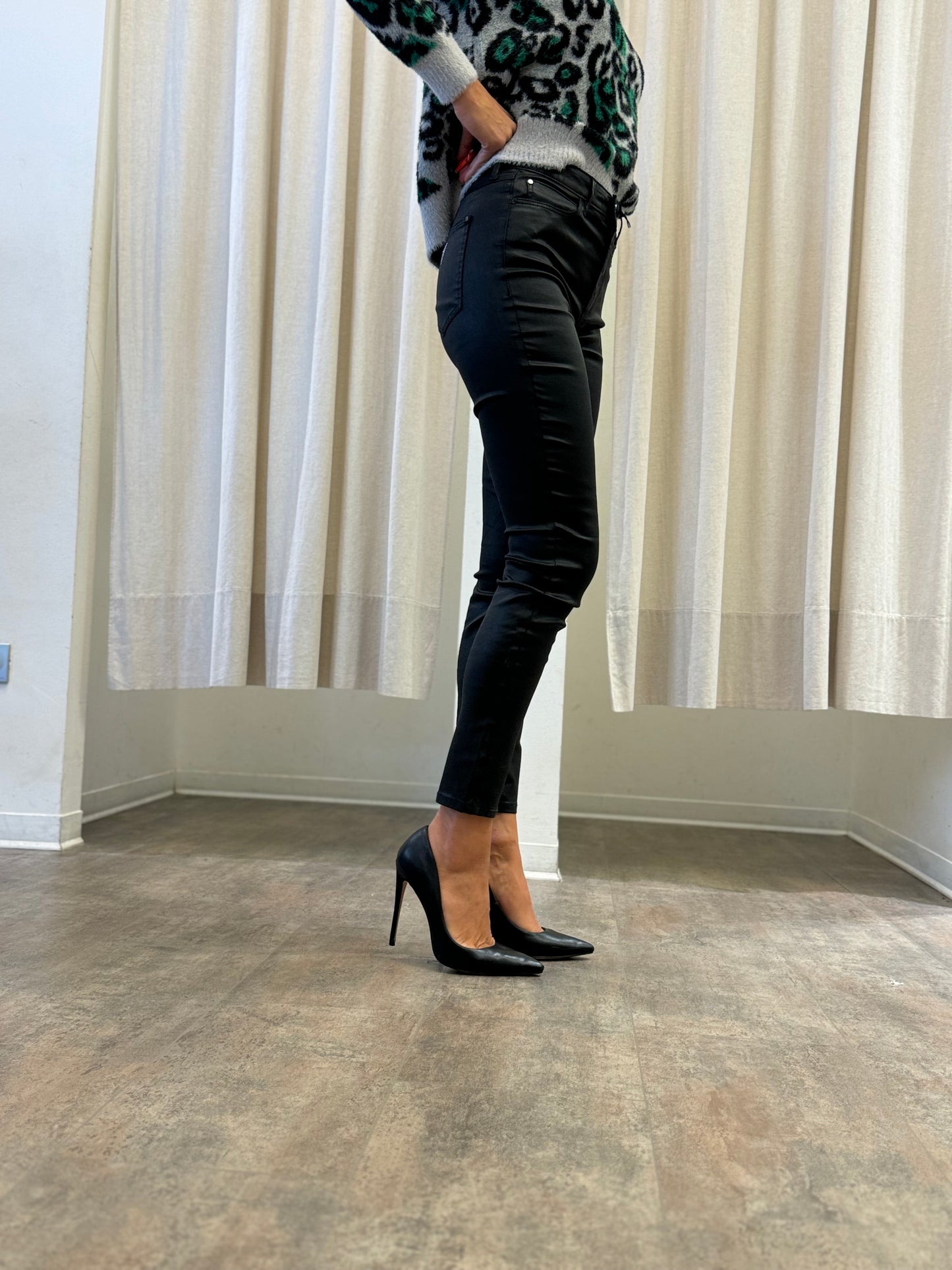 Guess Pantalone con passanti skinny in ecopelle NERO