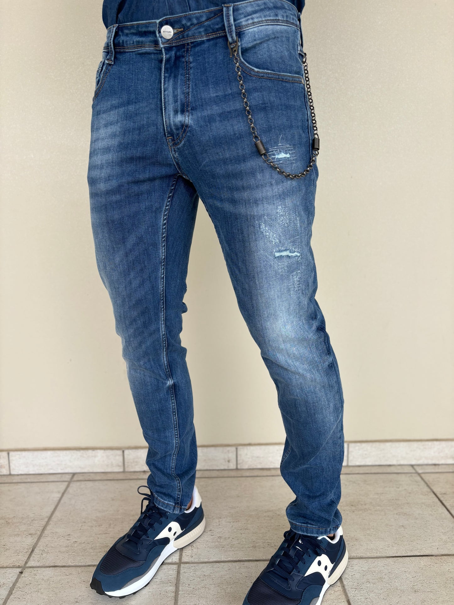 Rytual Jeans con strappetti, lav. medio chiaro con catena