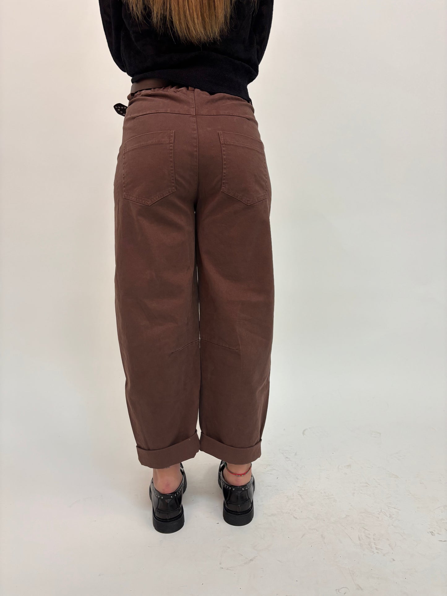 Tensione in Pantalone ovetto con cintura MARRONE