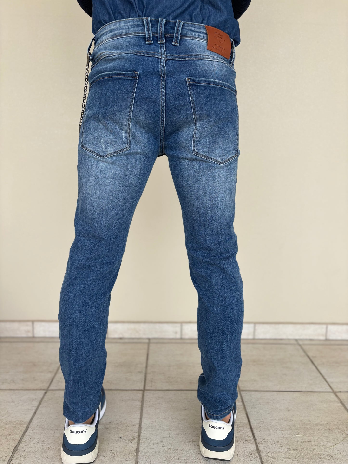 Rytual Jeans con strappetti, lav. medio chiaro con catena