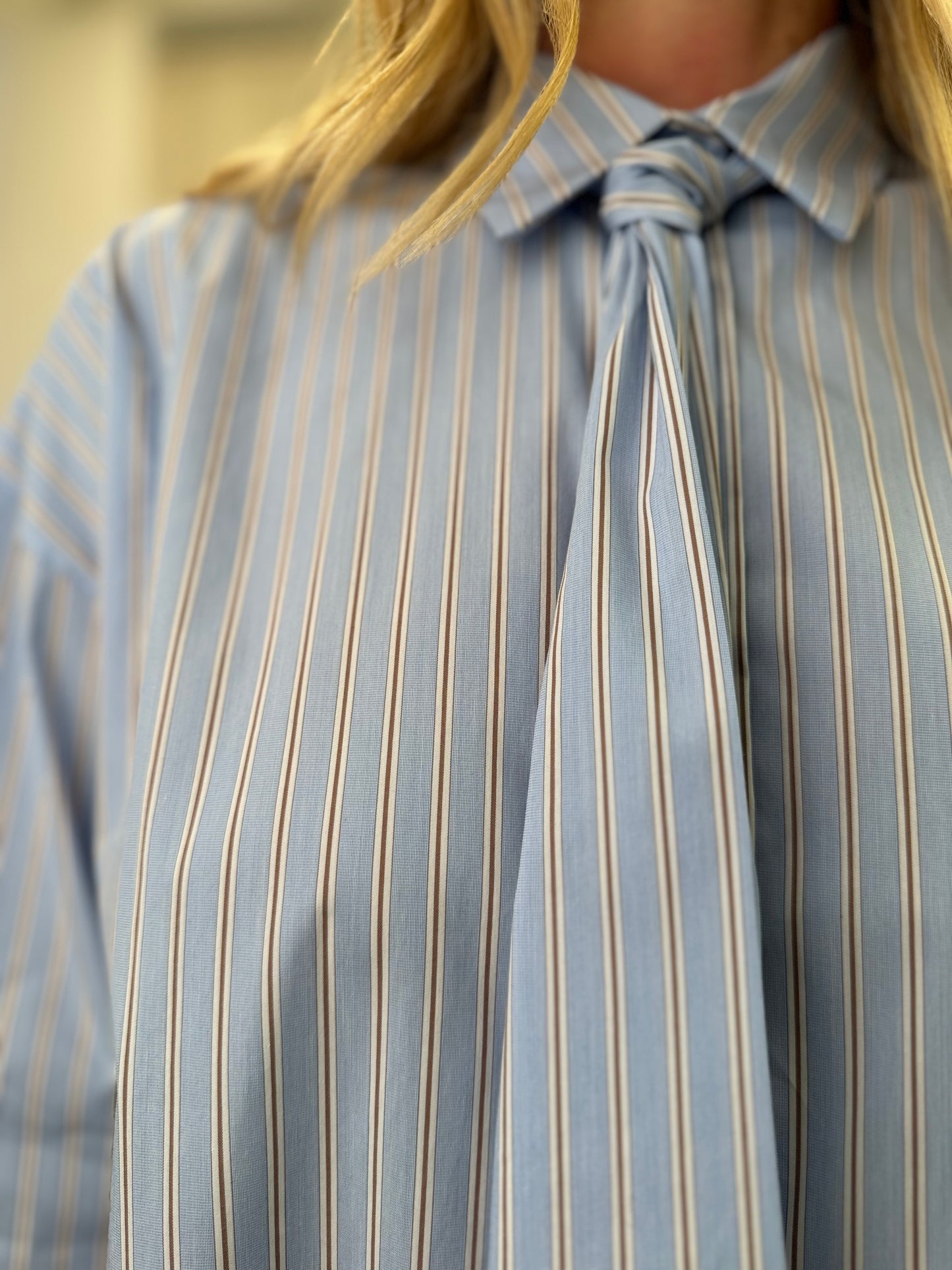 Mya Street Camicia rigata con cravatta CELESTE/MARRONE