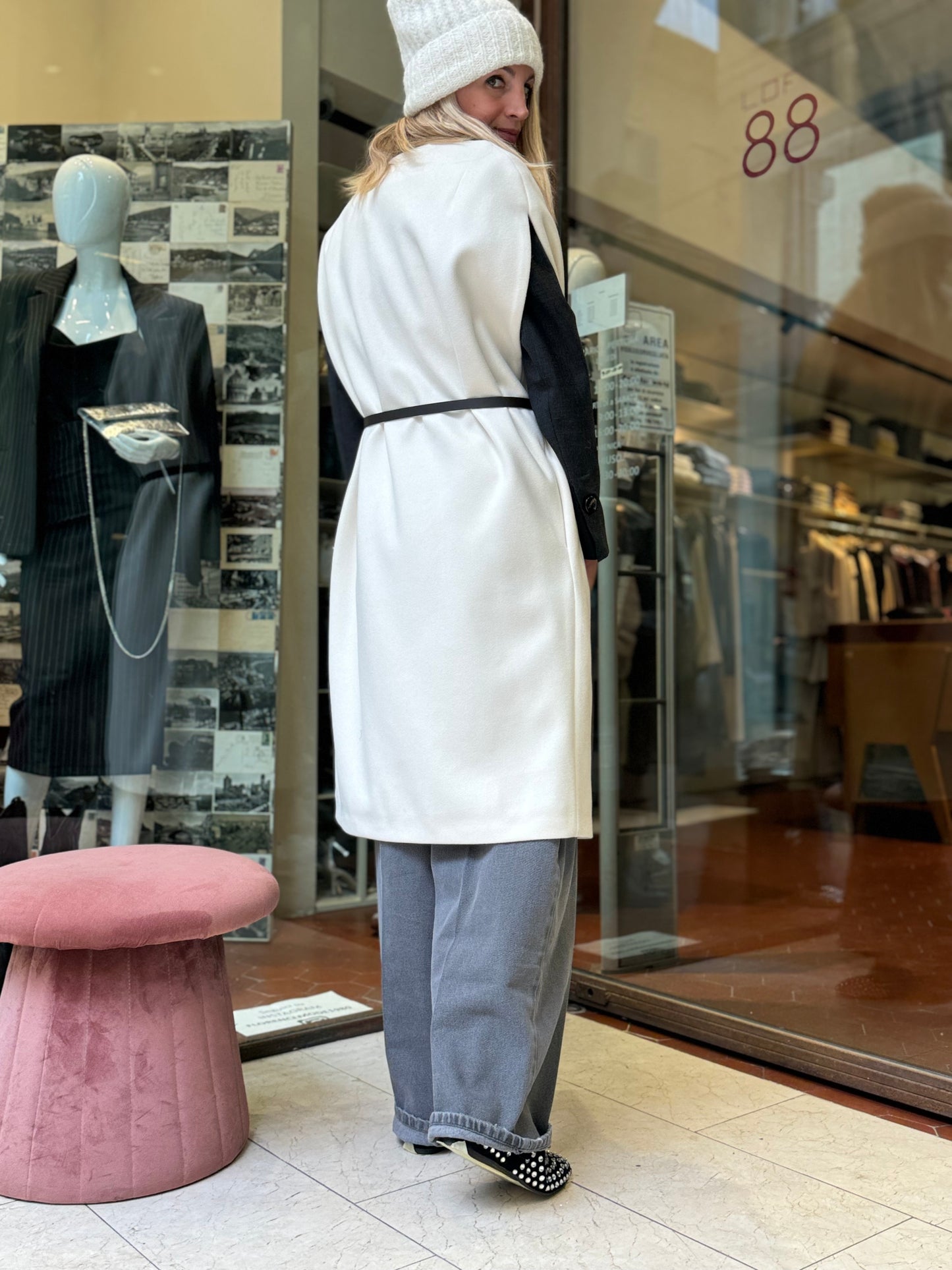 Merci Gilet smanicato con cintura a contrasto PANNA