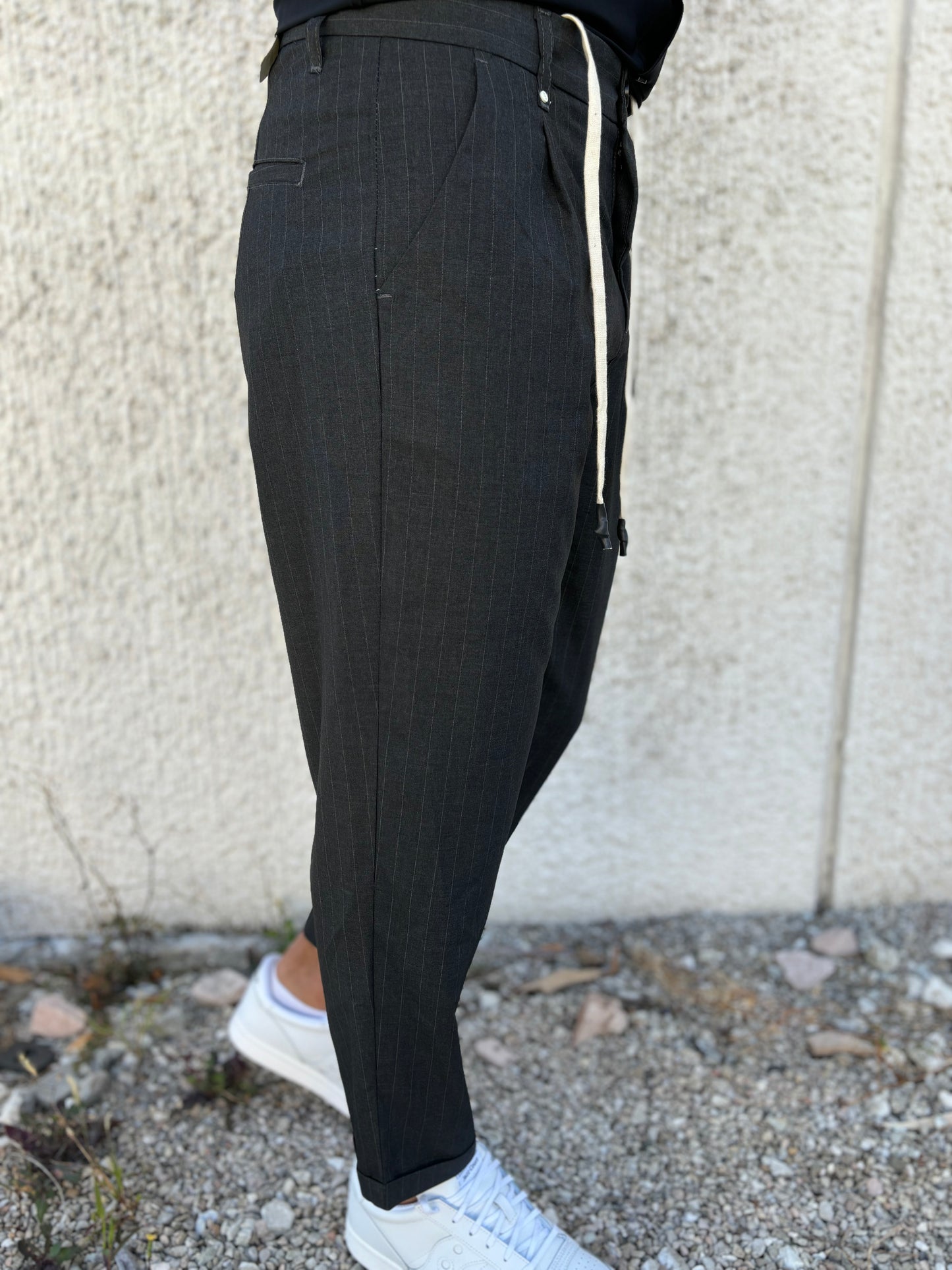 BL11 Pantalone gessato riga bianca con pences GRIGIO