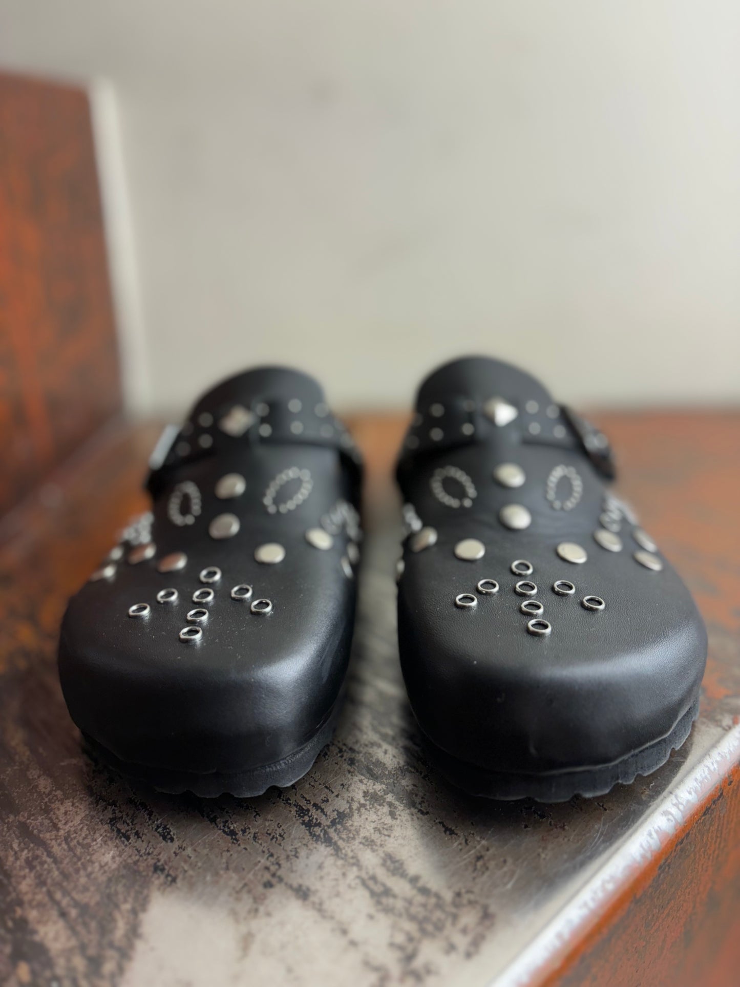 Ovyè sabeaux pelle con borchie argento NERO