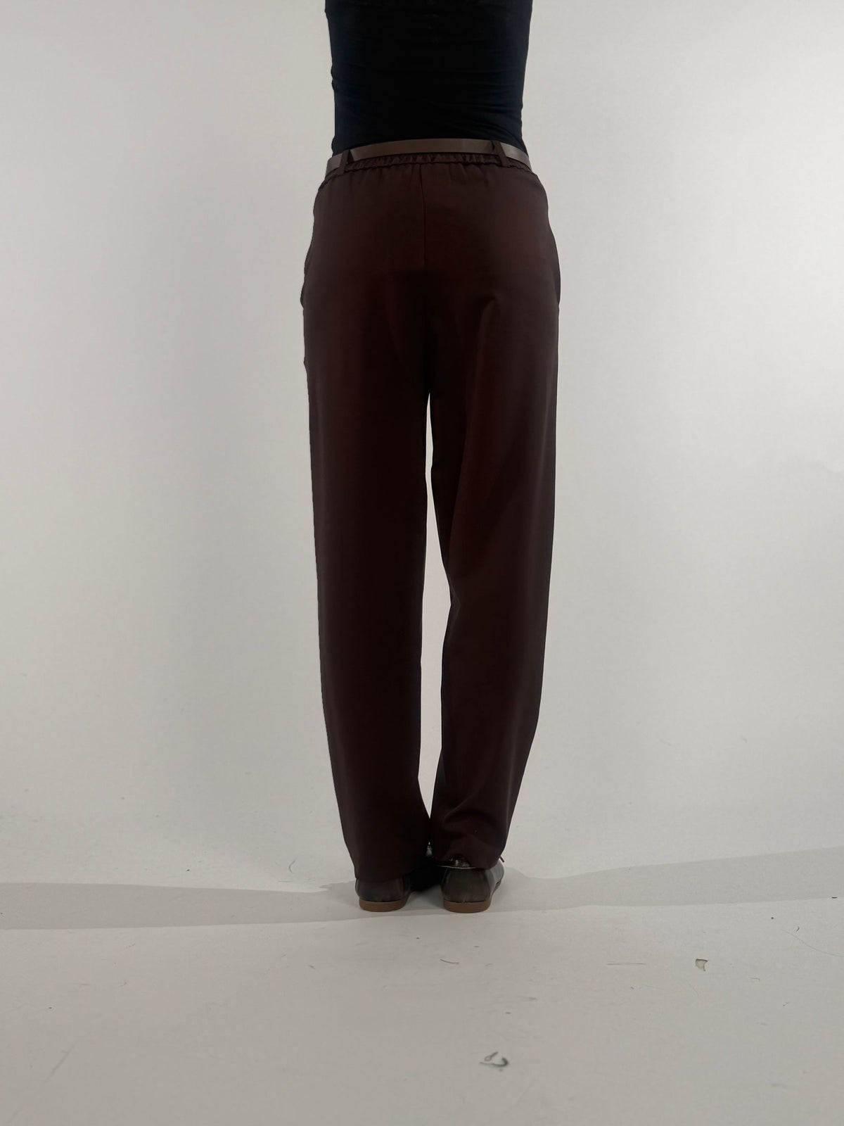 Pantalone elastico dietro alla vita