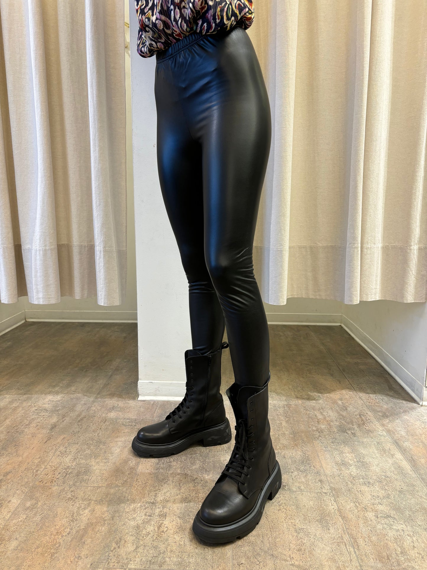 Molly Bracken Leggings lunghi in ecopelle NERO