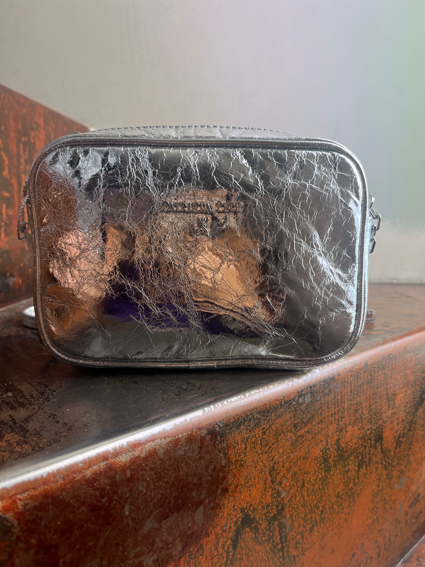 Patrizia Pepe Borsa martellata con tracolla, chiude con zip ARGENTO