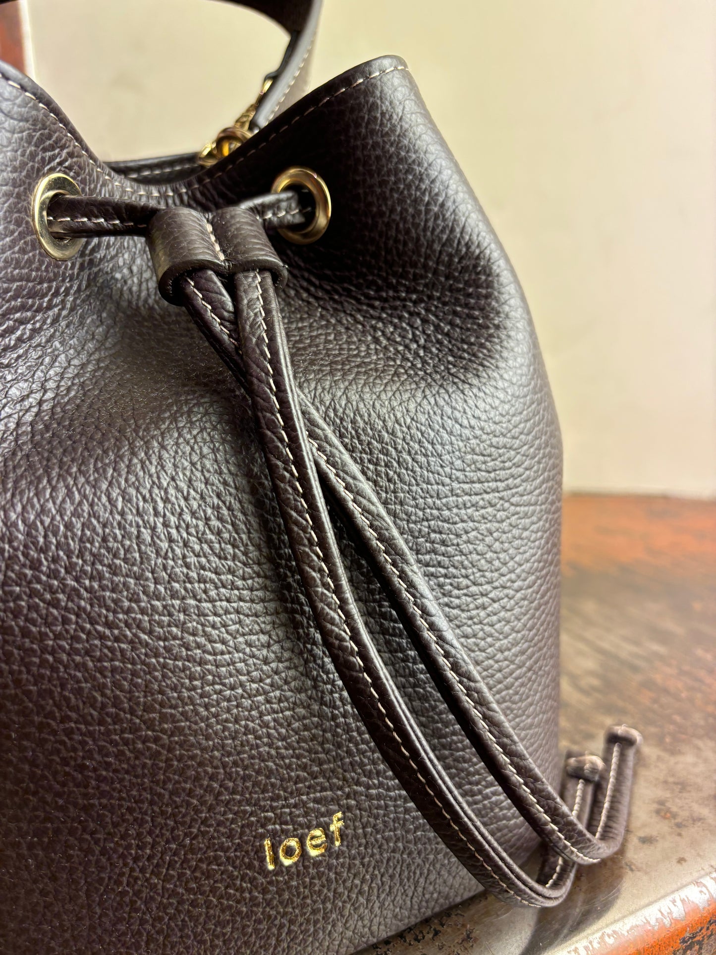 ioeF borsa a secchiello con tracolla pelle martellata MARRONE