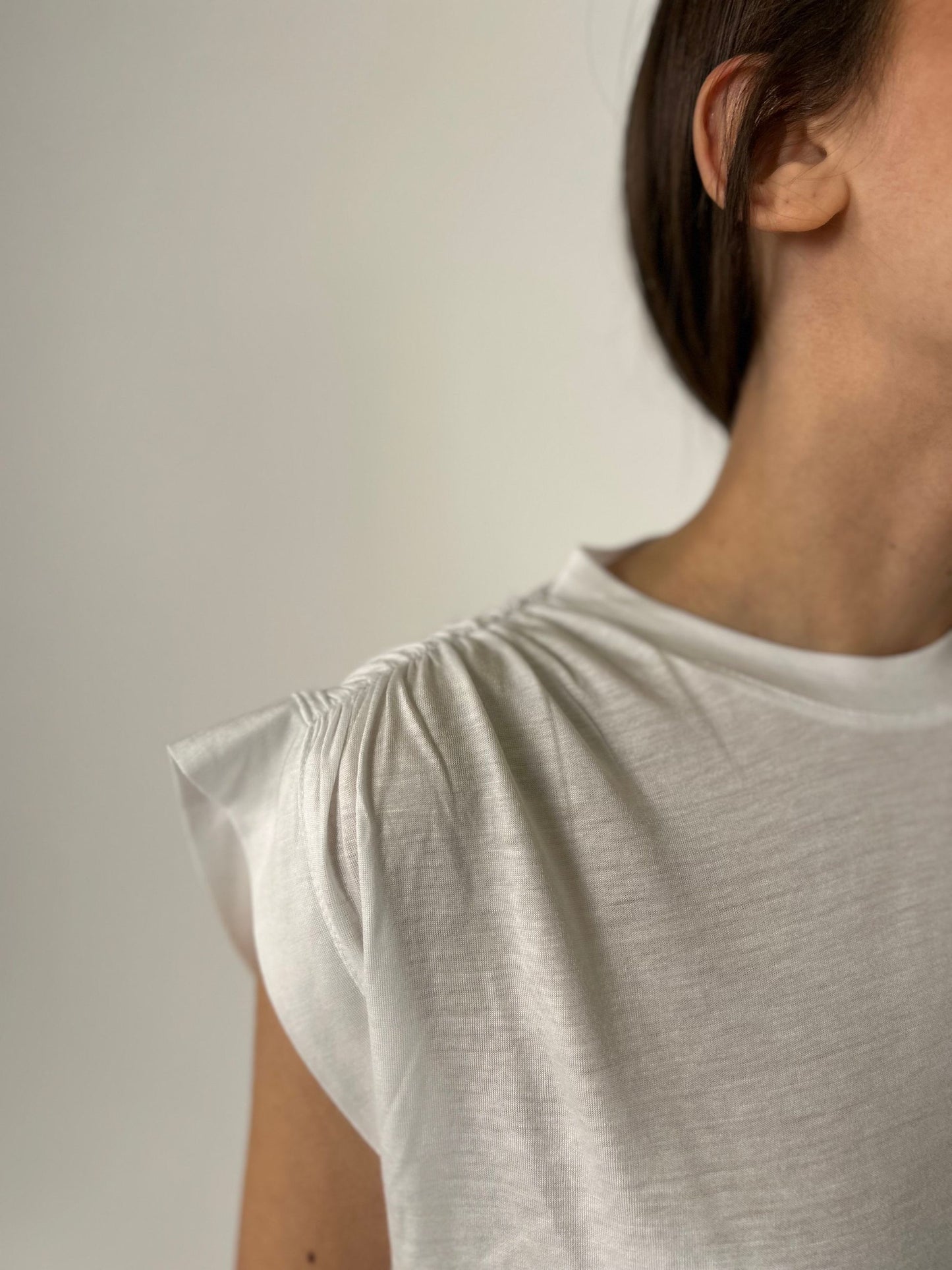 T-shirt giromanica con arricciatura sulla spalla