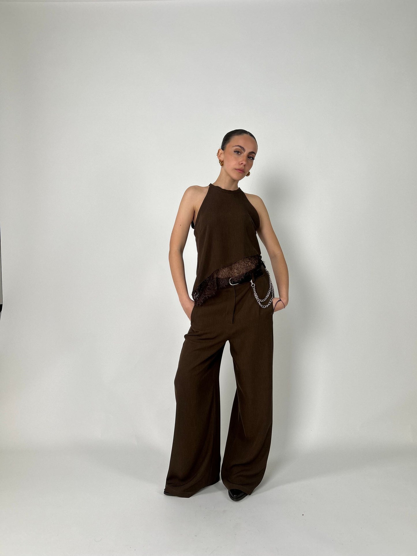 Top asimmetrico, smanicato con pizzo