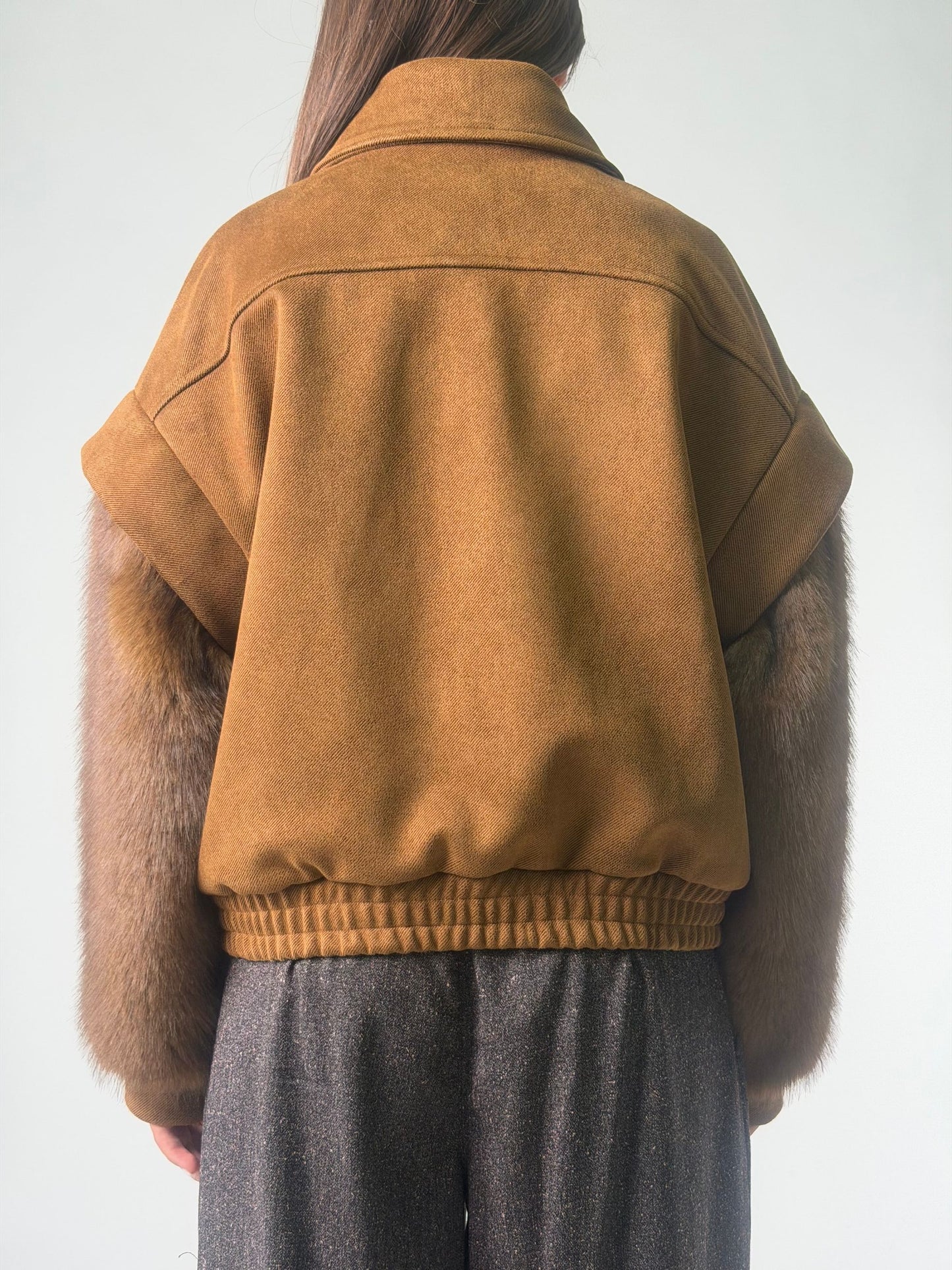 Giubbino cropped con maniche in ecopelliccia