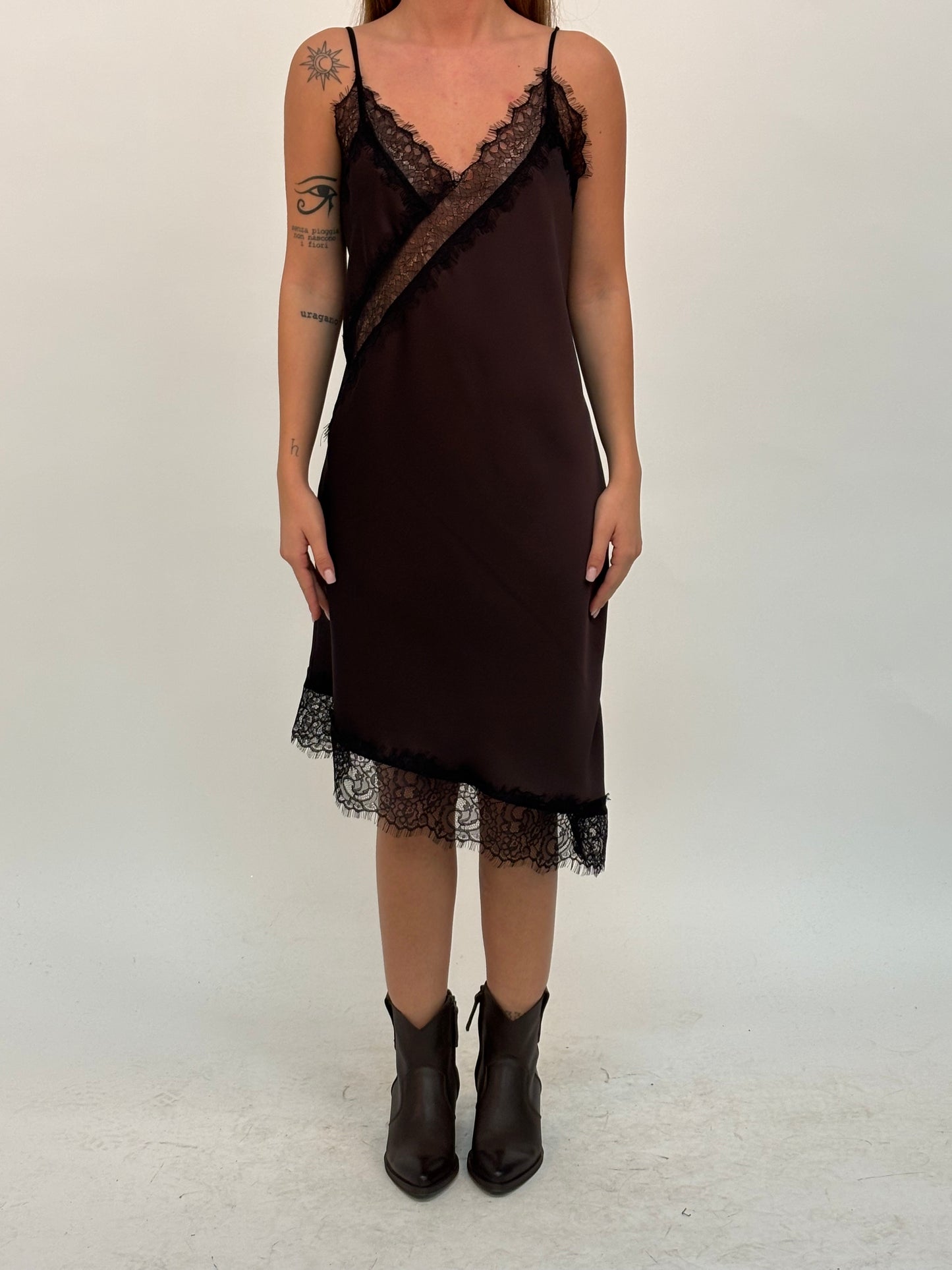 Tensione In Abito asimmetrico in pizzo nero MARRONE