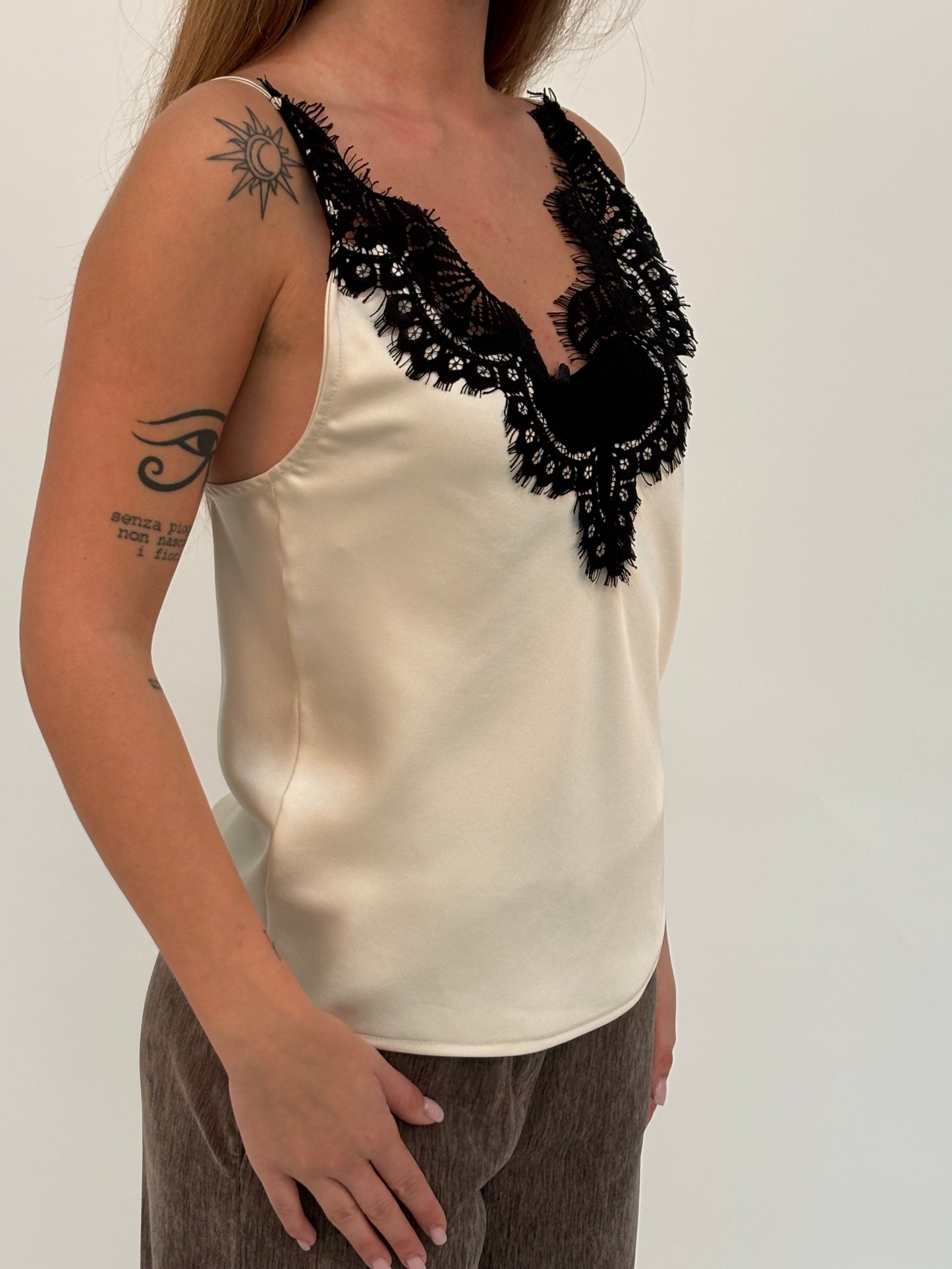 Tensione In Canotta  con pizzo nero PANNA