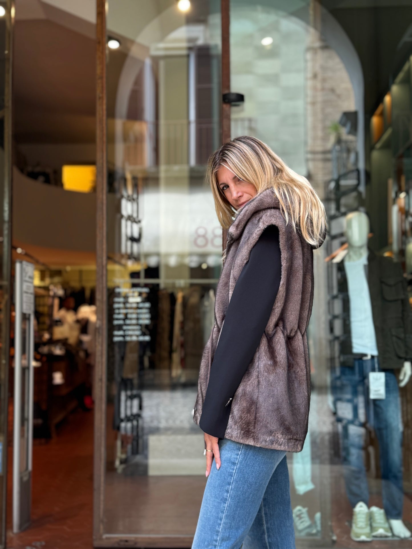 Betta Corradi Ecopelliccia smanicata con cappuccio FANGO