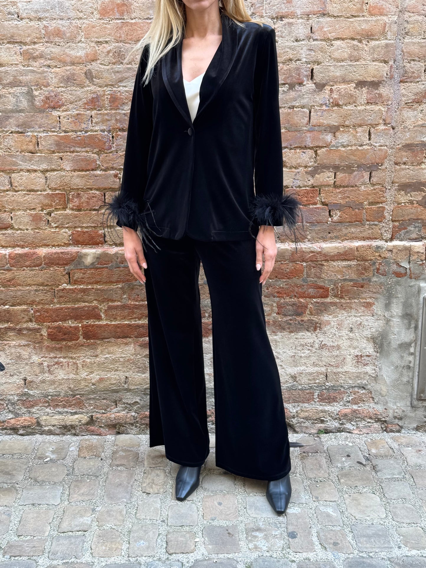 Tensione In completo velluto liscio con piume nelle manica NERO