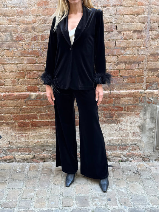 Tensione In completo velluto liscio con piume nelle manica NERO