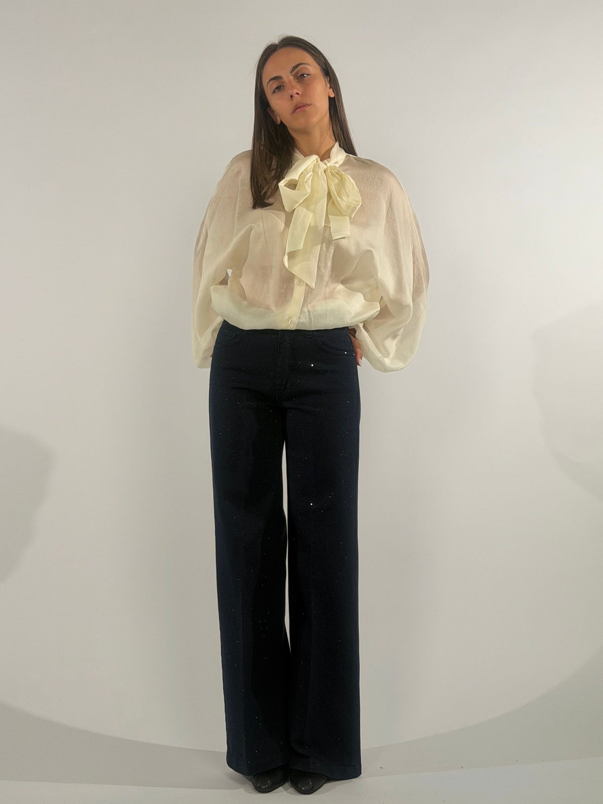 Pantalone cinque tasche con punti luce