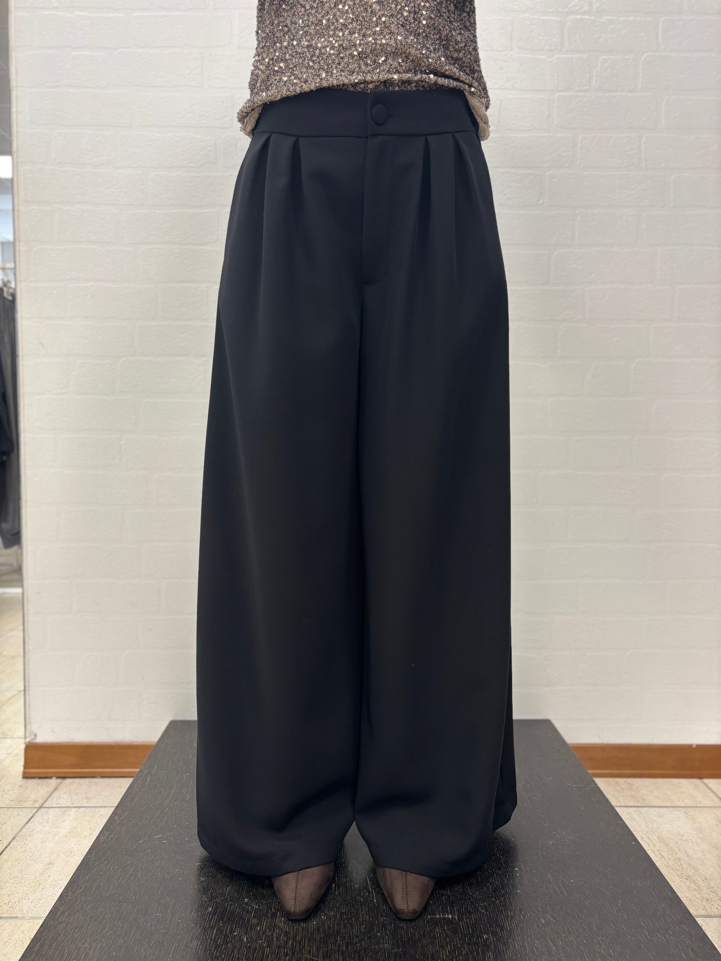 Susy Mix Pantalone palazzo con doppia pince NERO