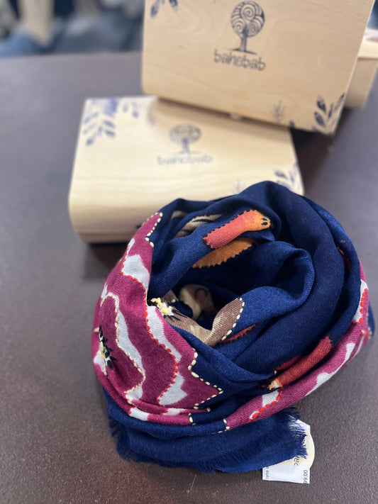 Bahobab Sciarpa ricamata 100% lana a fiori su BASE BLU