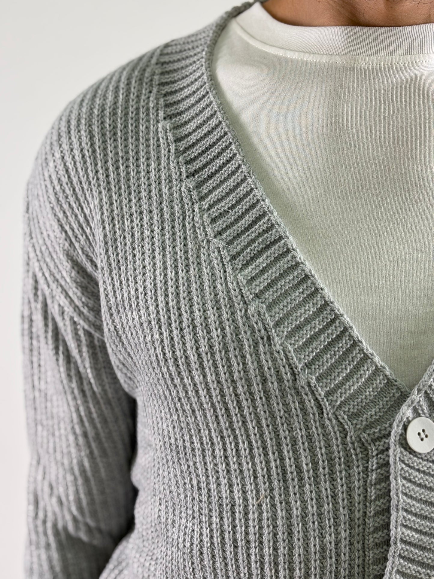 BL11 Cardigan collo V con tasche GRIGIO
