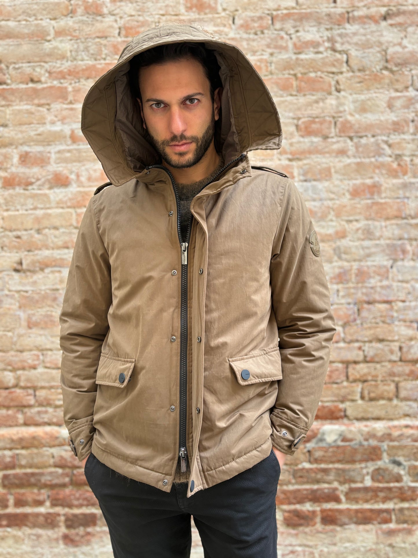 Heskimo Parka corto con tasche pattina frontali e cappuccio TABACCO