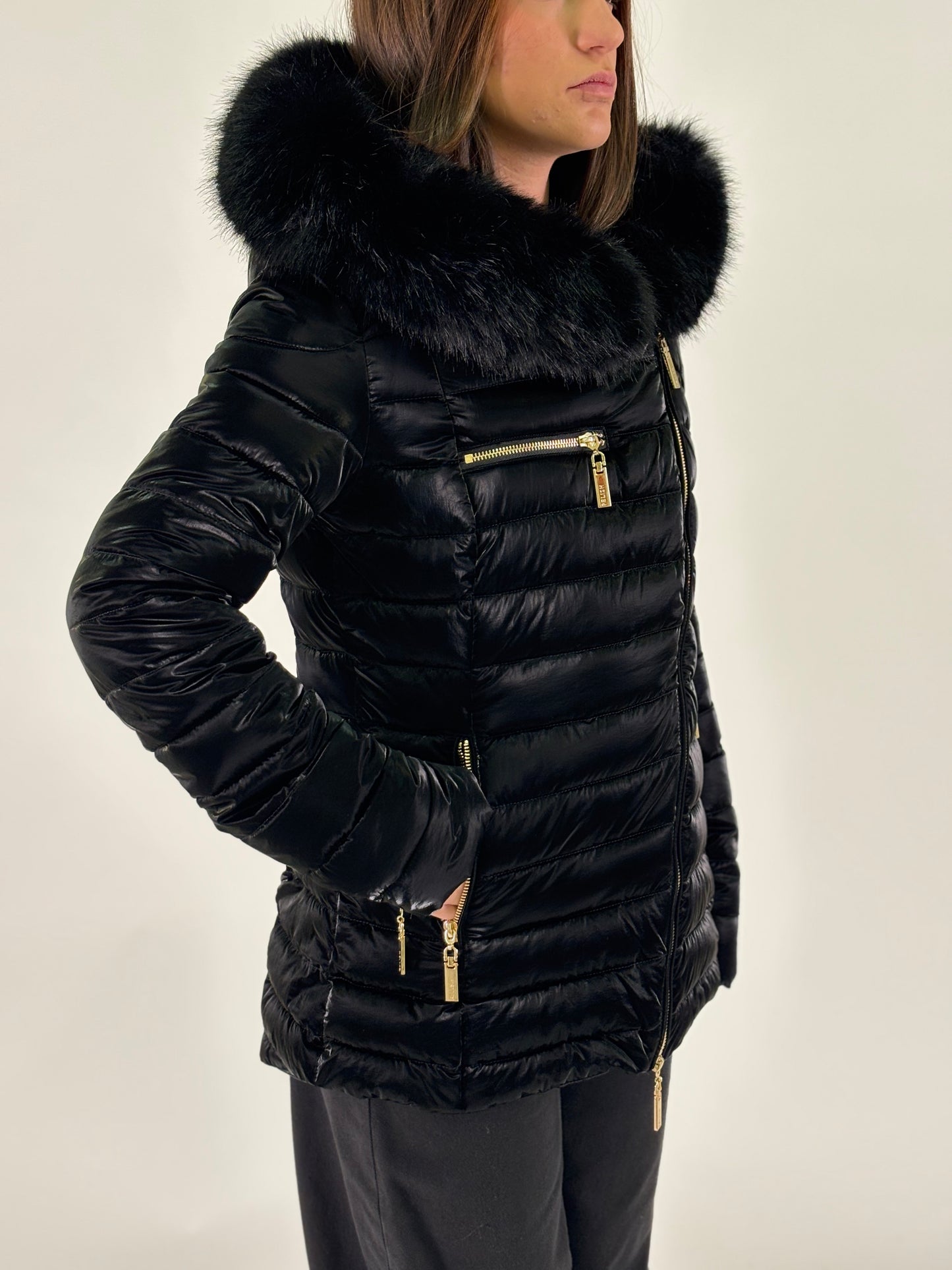 Relish Piumino corto effetto satin con cappuccio NERO