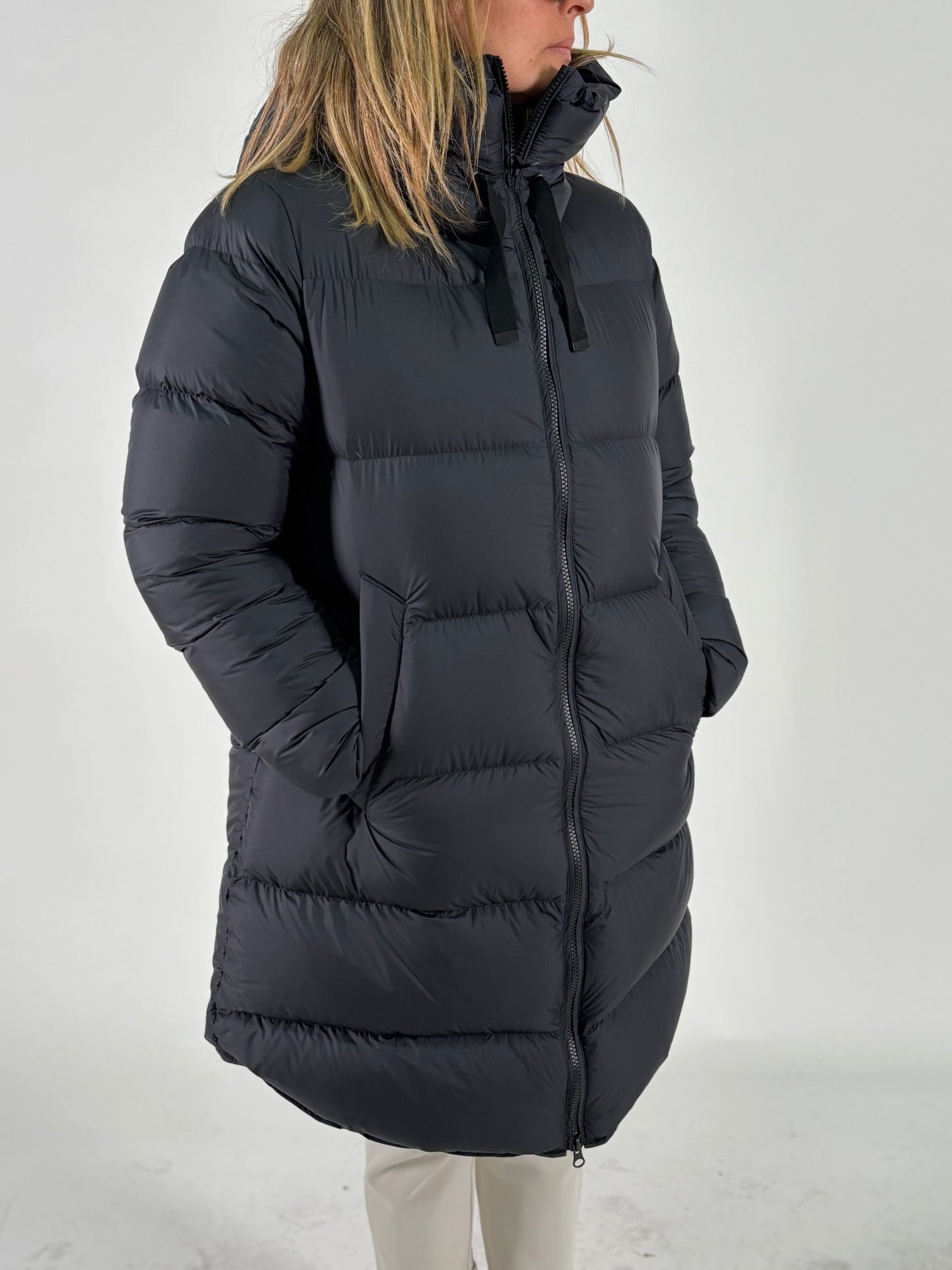 BOMBOOGIE piumino lungo con filze e cappuccio NERO