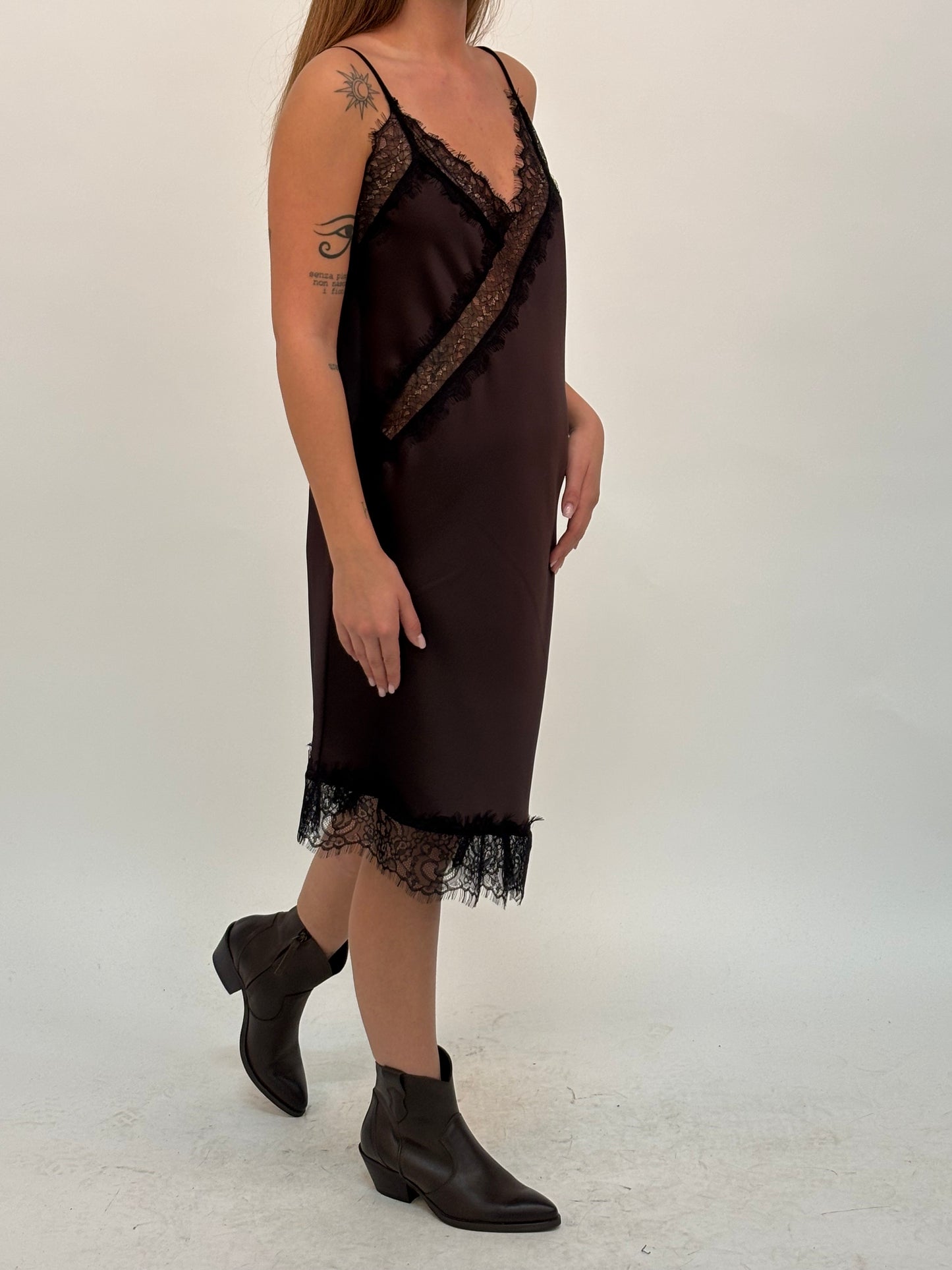 Tensione In Abito asimmetrico in pizzo nero MARRONE