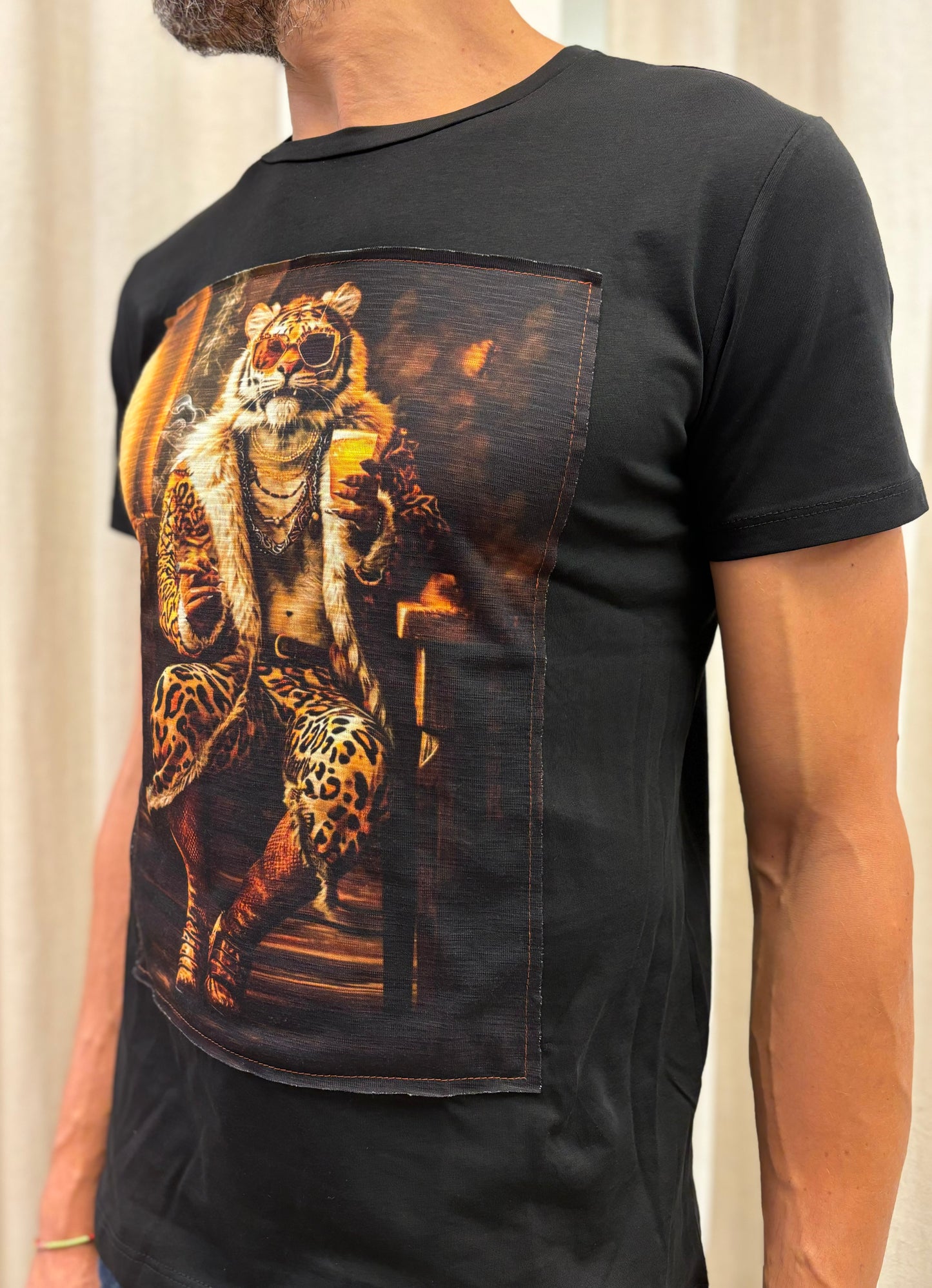 Trepuntonove t-shirt tigre che beve birra NERO