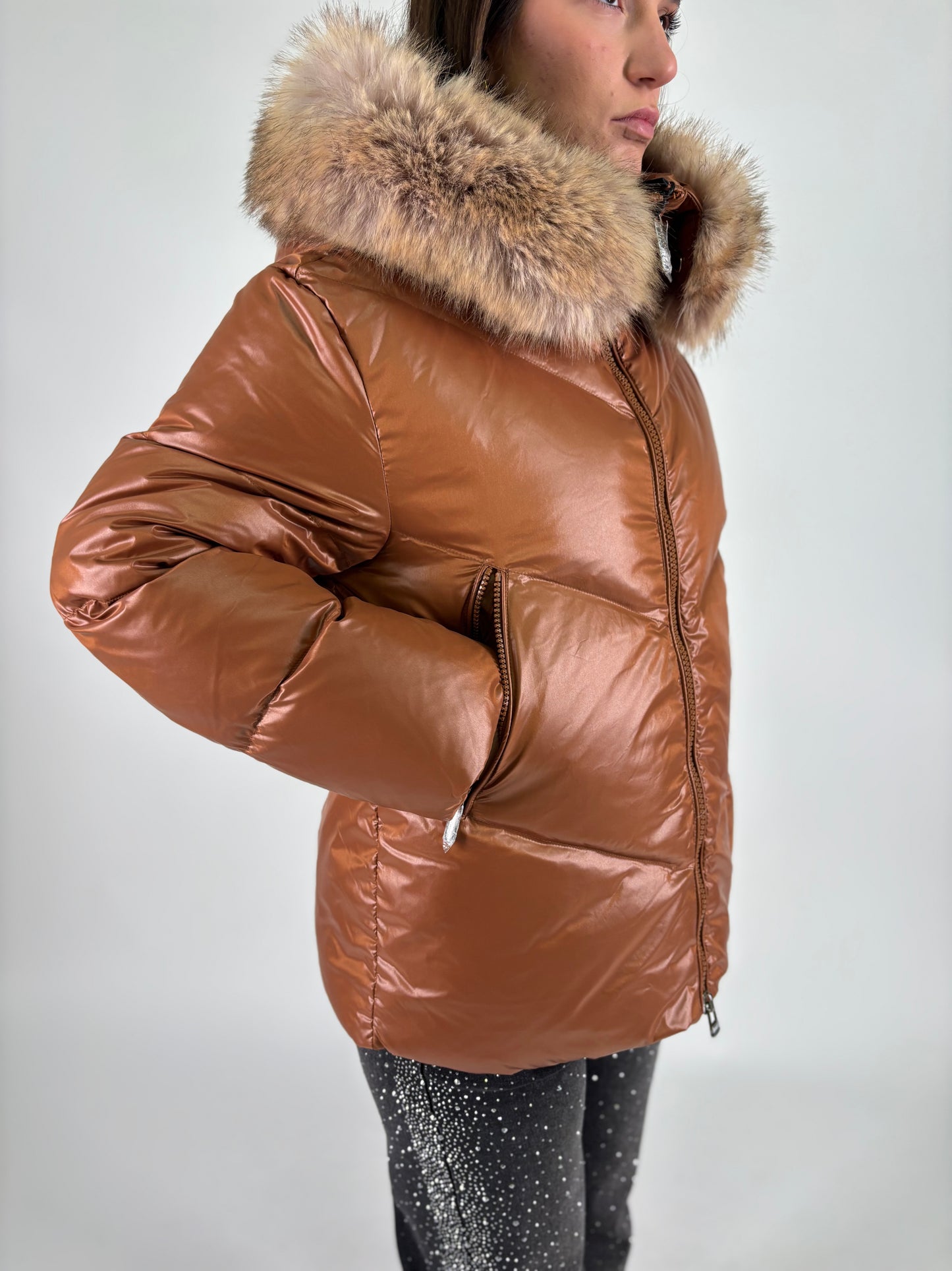 FREEDOMDAY piumino corto con cappuccio ecopelliccia CARAMELLO